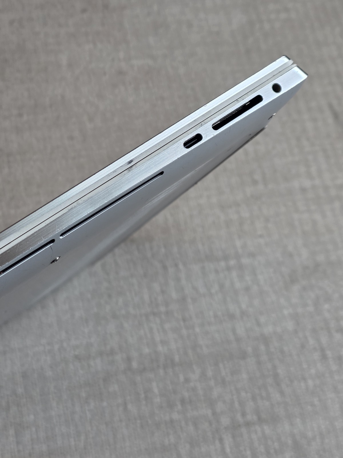 Dell XPS 15 9520 White 15.6″ 3.5K OLED Touch i7-12700H RTX 3050 8GB RAM 512G SSD