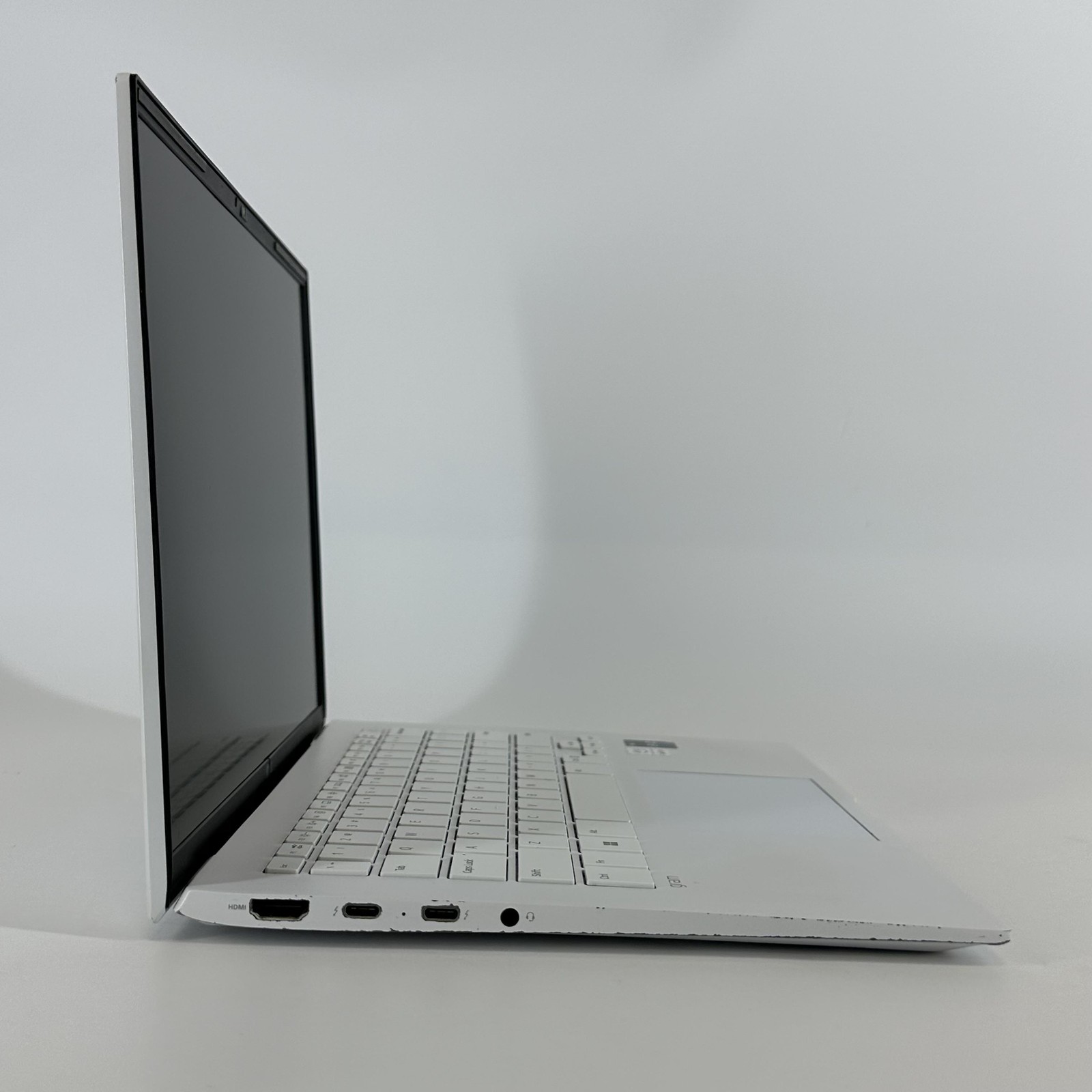 LG Gram 14 White FHD+ 1.7 GHz i5-1240P 8GB 512GB SSD Good
