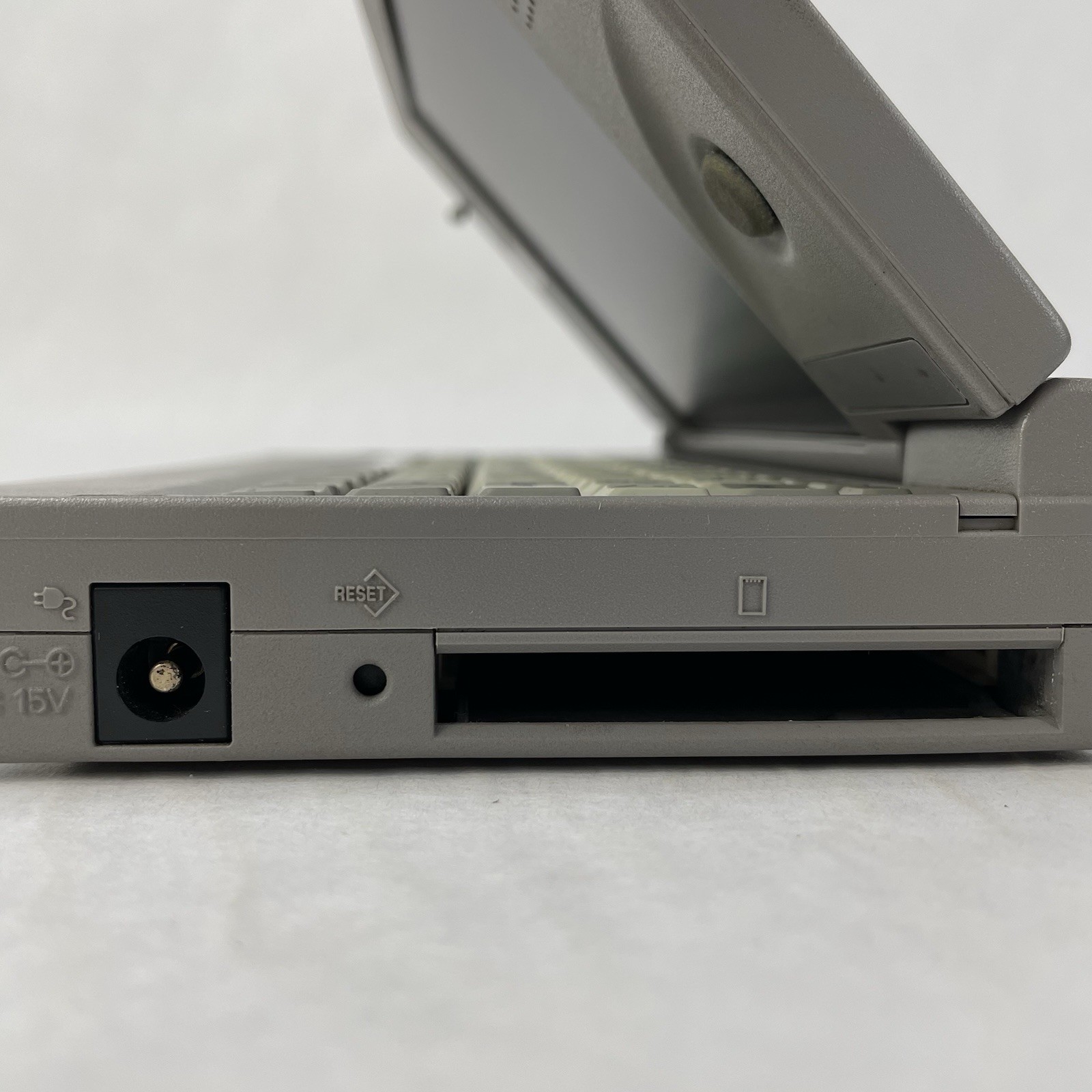 Toshiba Libretto 50 ct 6″ Intel Pentium 16 MB RAM No HDD/OS/AC/Battery – READ