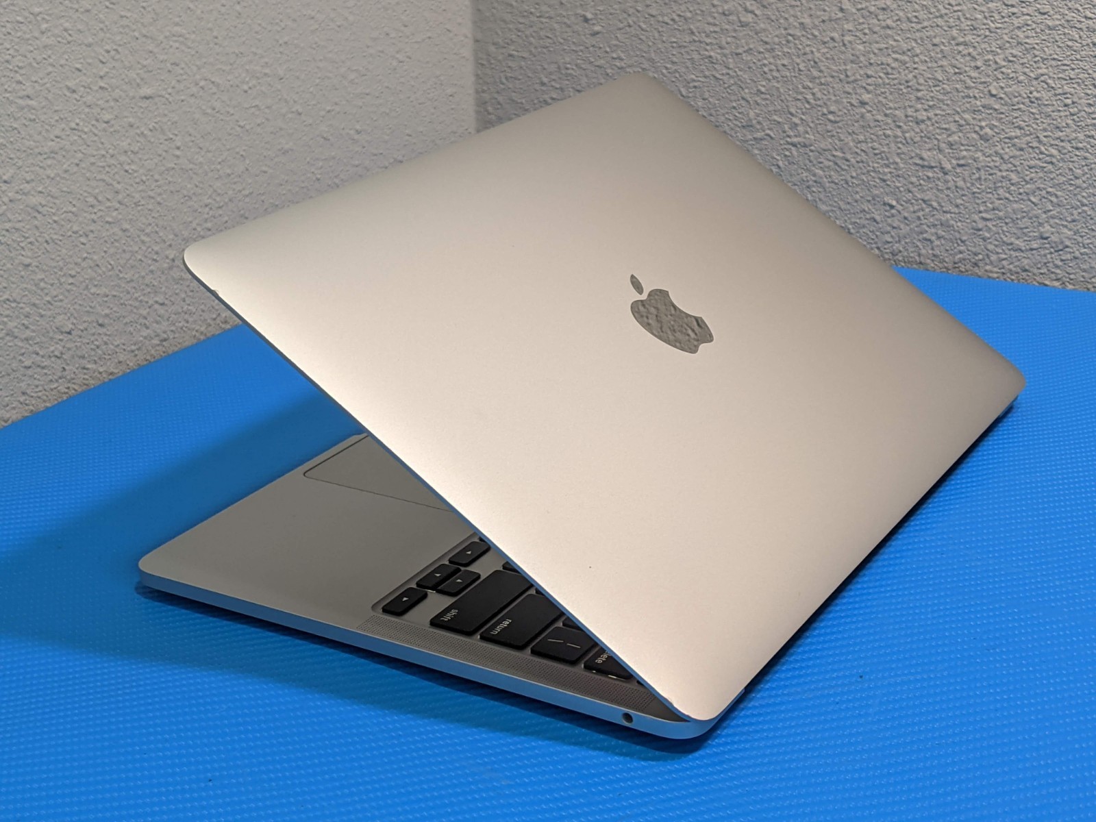 Apple MacBook Pro A2338 (2020) 13.3″ M1 3.2GHz 8GB 256GB MYDA2LL/A 100tt +PA