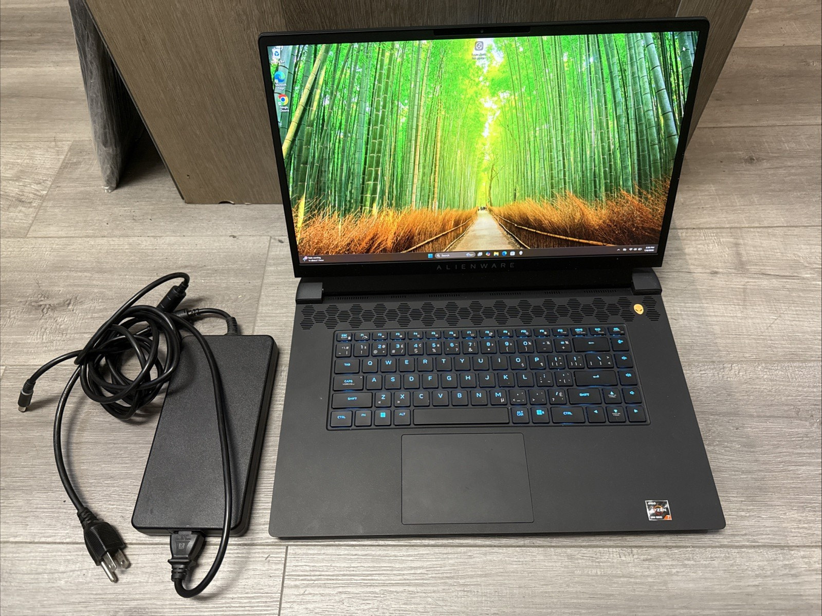 Dell Alienware m17 Ryzen Edition R5 Laptop (2022), 17.3″ 1920×1080 FHD, Ryzen
