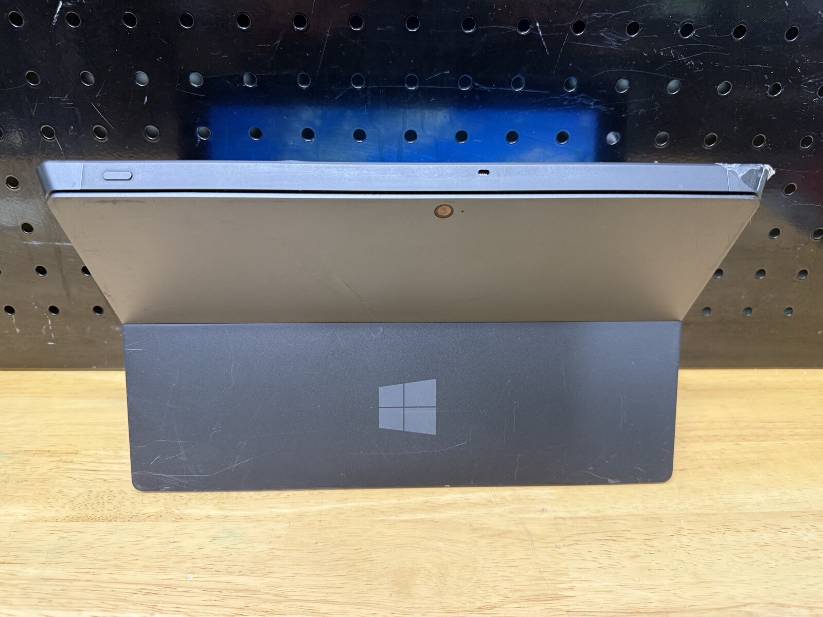 10.6″ Surface Pro Intel i5-3317U @ 1.7GHz / 4GB RAM / 64GB SSD / Cracked Screen