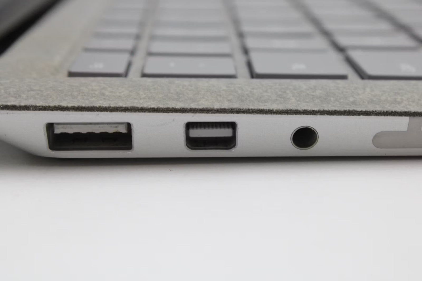 Microsoft Surface Laptop Used 13.5″ i7-7660U, 256GB NVMe, 8GB RAM