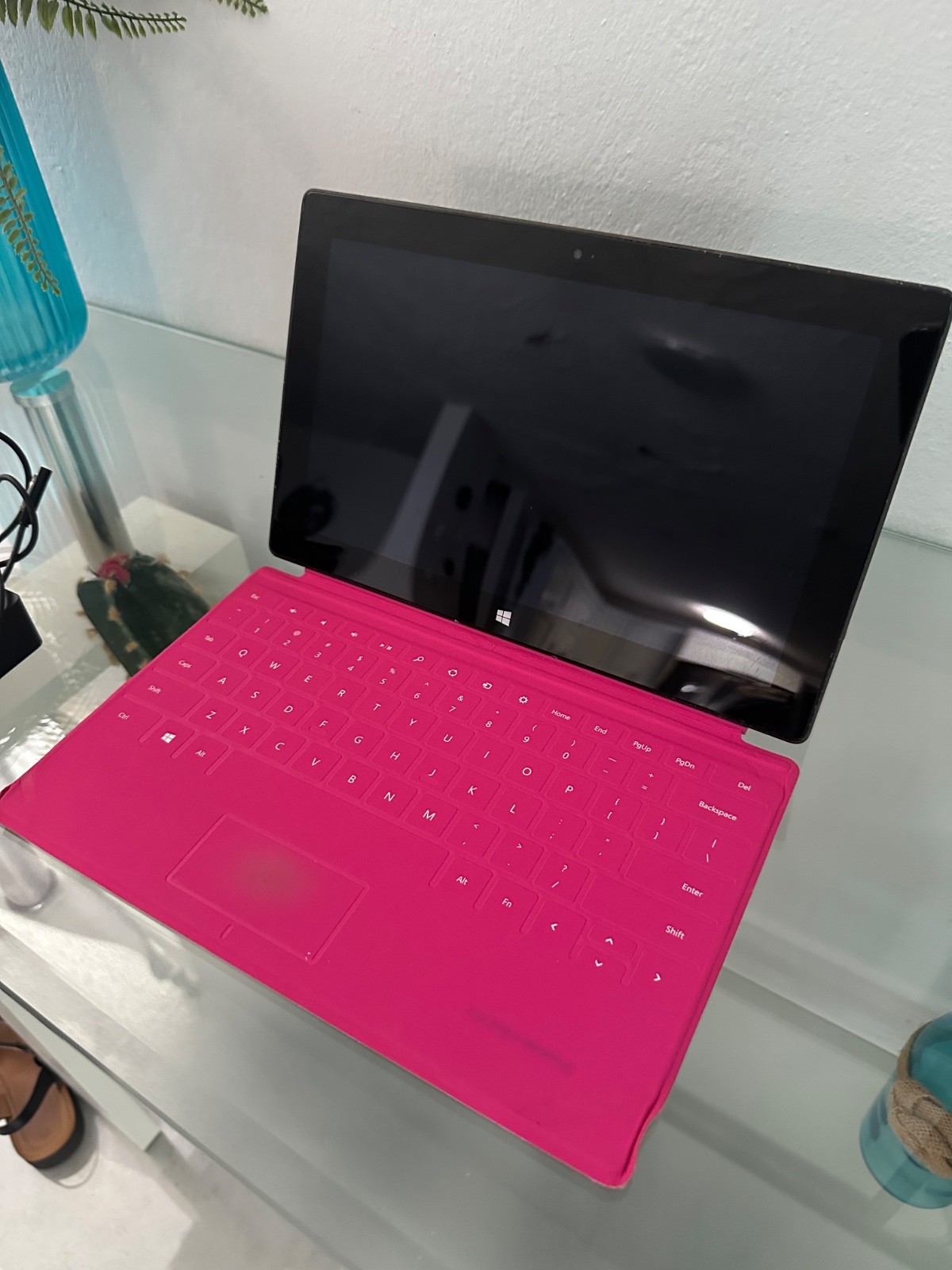 Microsoft Surface RT 32GB 2.00 GB RAM 3 Quad Core cpu 1.30GHZ NEEDS NEW BATTERY