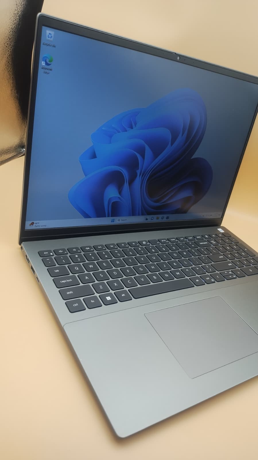 Dell Vostro 5620 16″ FHD+ i5-1240P 16GB 512GB SSD Win11 Pro Iris Xe
