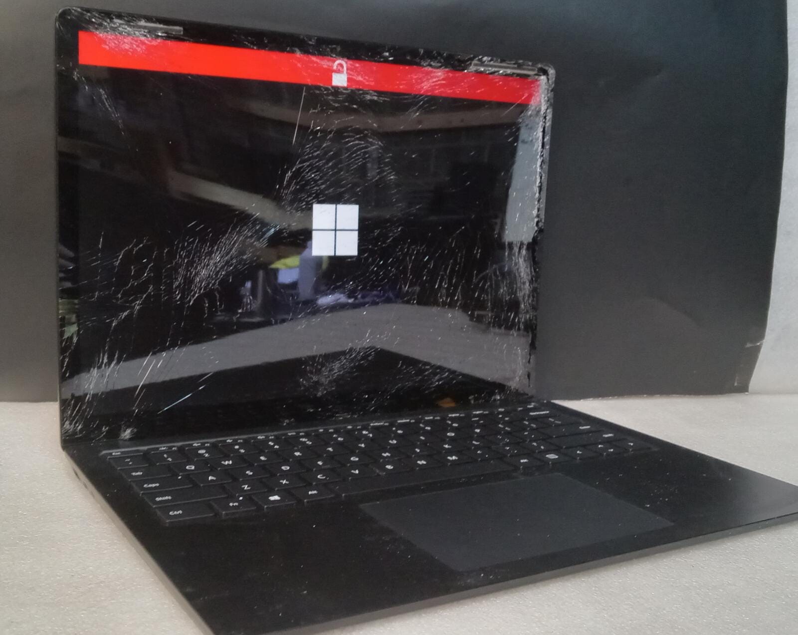 Microsoft Surface Laptop 3 1868 13.5″ i5-1035g7 256GB M.2 SSD 8GB DDR4 NO OS