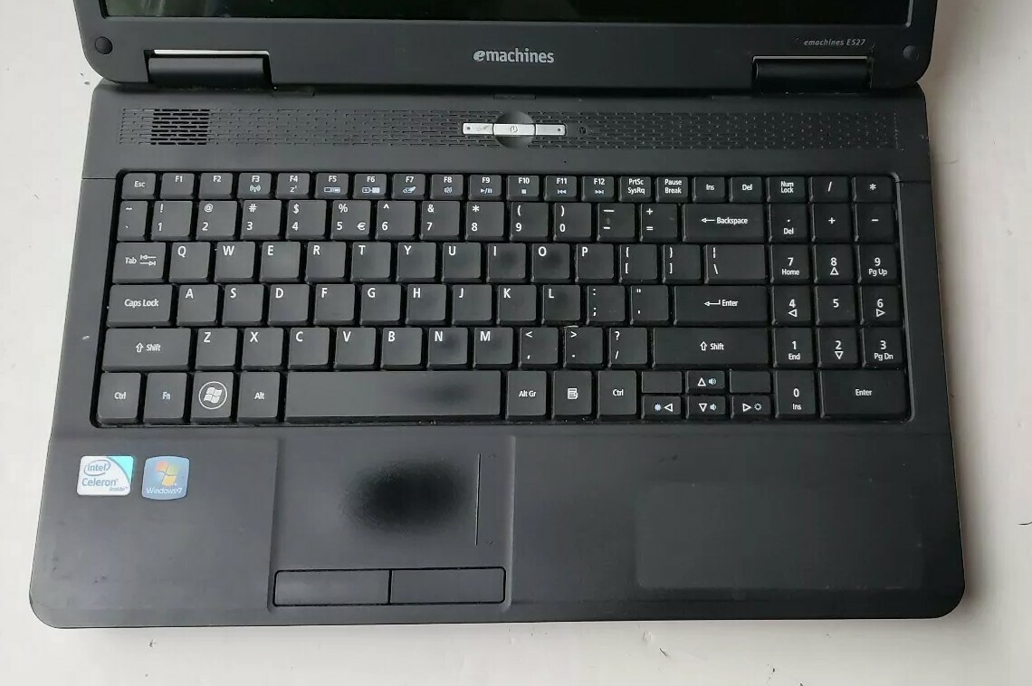 emachines E527 Intel Celeron CPU 900 @ 2.20GHz 3GB RAM 160GB HDD wifi Linux Mint