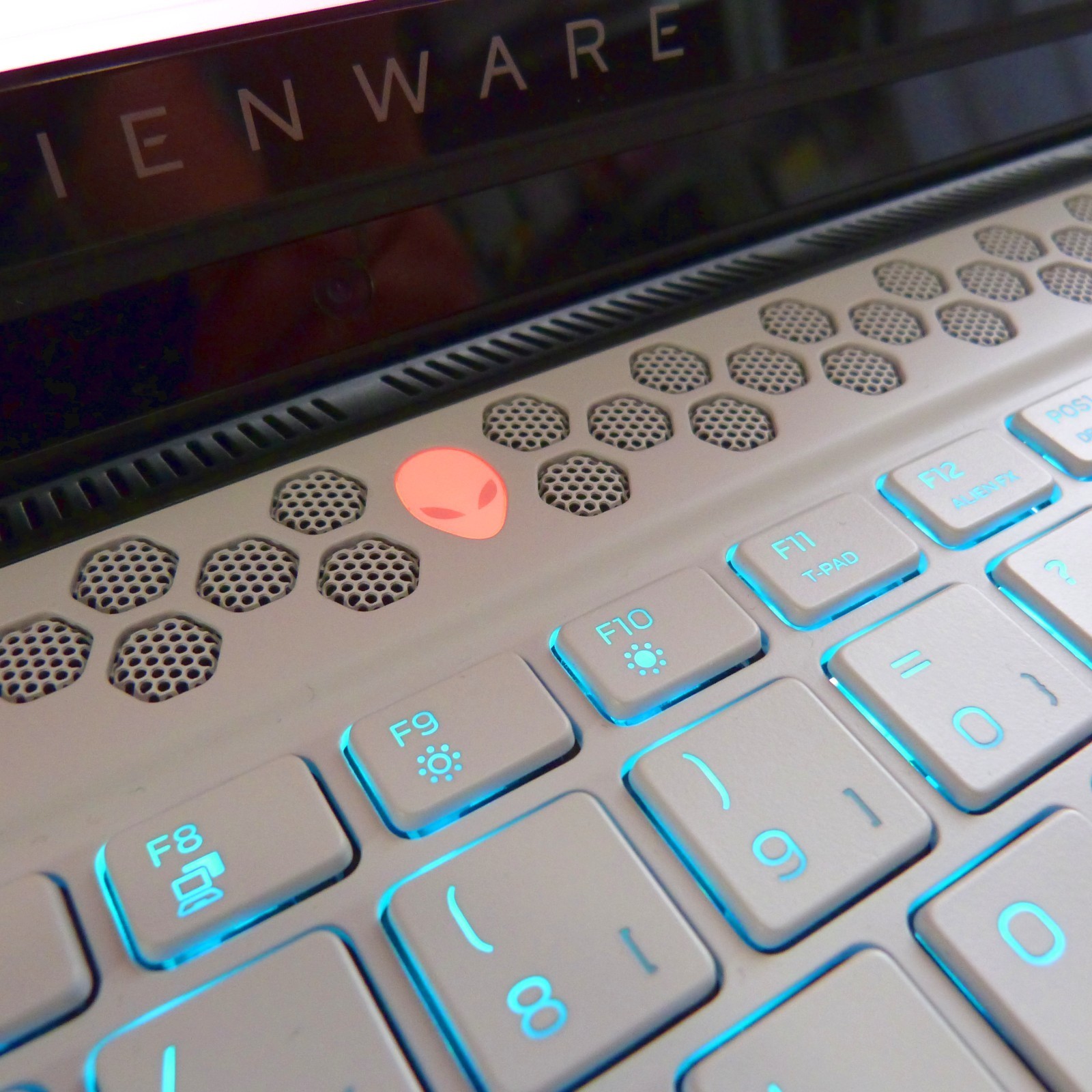 Alienware Area 51m R2 SLIM HIGH END l 17 inch 4K UHD Gaming RTX 2070 i9 64GB RAM