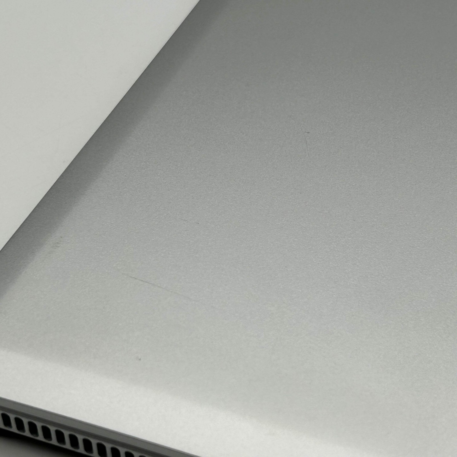 HP EliteBook Folio 9480m 14″ |Core i7 2.1GHz |8GB RAM |256GB| Silver w/ Charger