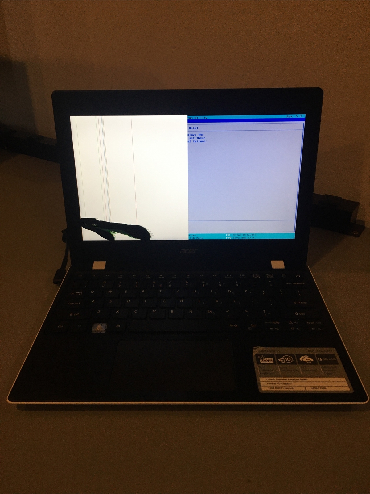 Acer Aspire One 11. A01-132-C3T3 N16Q9 FOR PARTS Or Repair. Cracked Screen￼