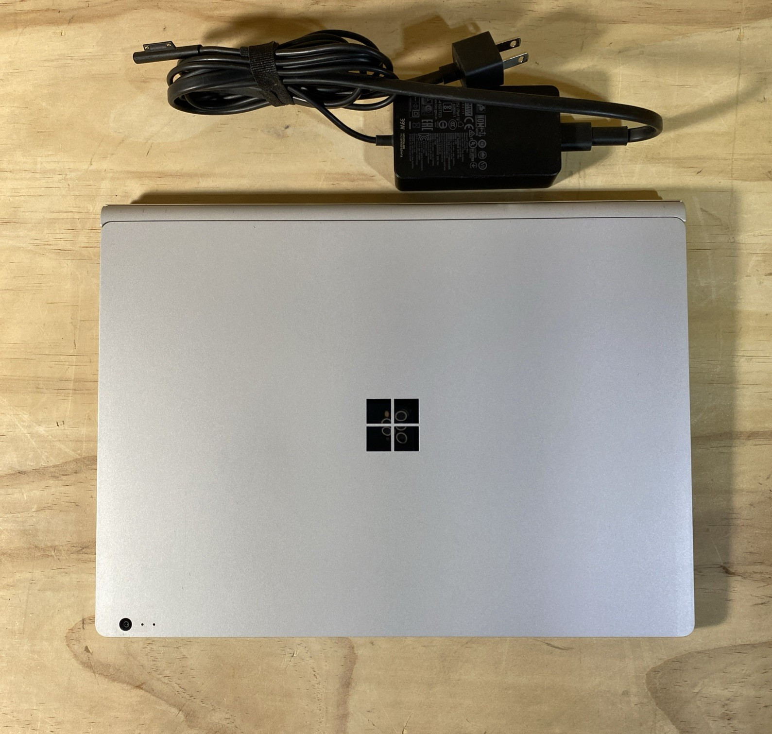 Microsoft SurfaceBook 13.5″ i5-6300U 2.40 GHz 8 GB RAM 128 GB SSD Win10/Read