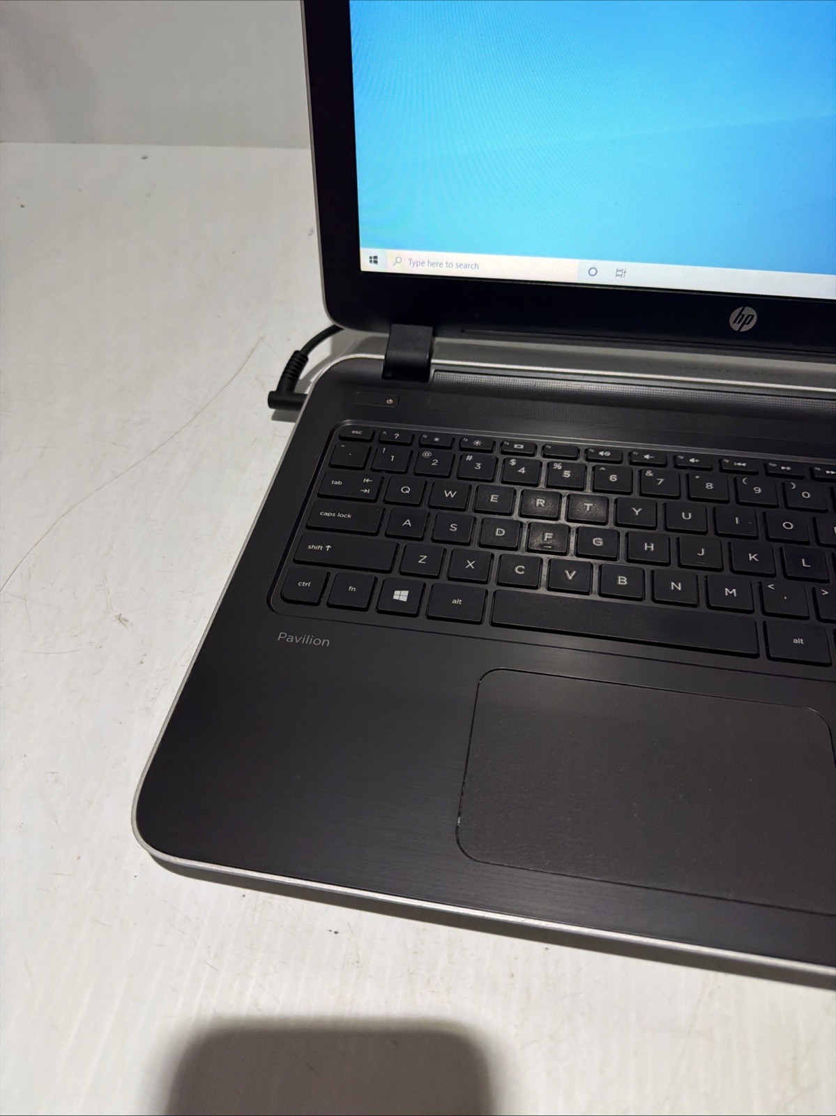 Hp Pavilion 15 Laptop i3-4030U 6gb Ram 750gb HDD Windows 10 Home No P/S