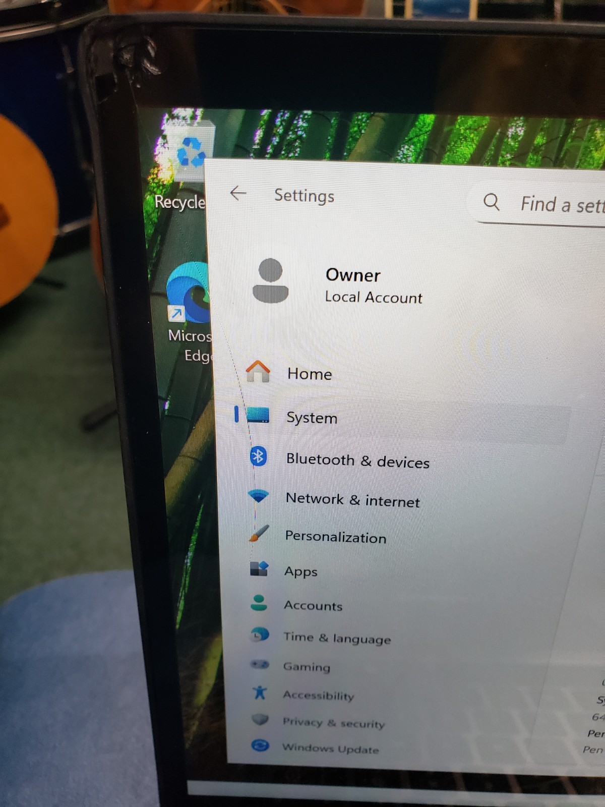 Dell Inspiron 7373 – 13.3″ – i5-8250 – 8GB ram – 237GB SSD screen damaged