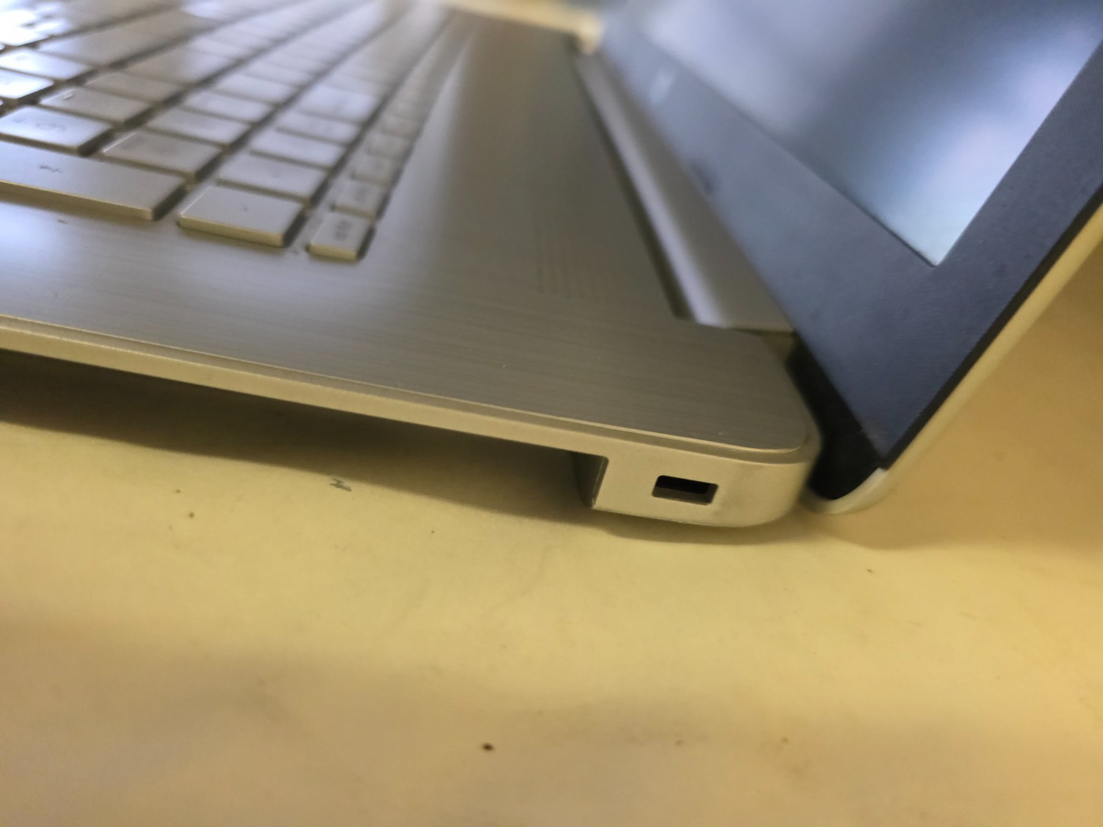 HP 17 Intel i5-1035G1 1.00GHz 12GB RAM No HDD – Screen hinges bad – No CD Rom