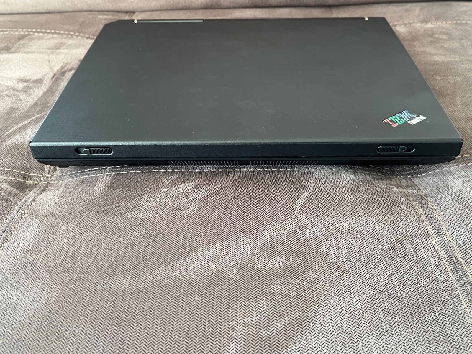 Vintage IBM ThinkPad R31, 14.1″, 40 GB HDD, 1GB RAM, Win XP Pro, dock & extras