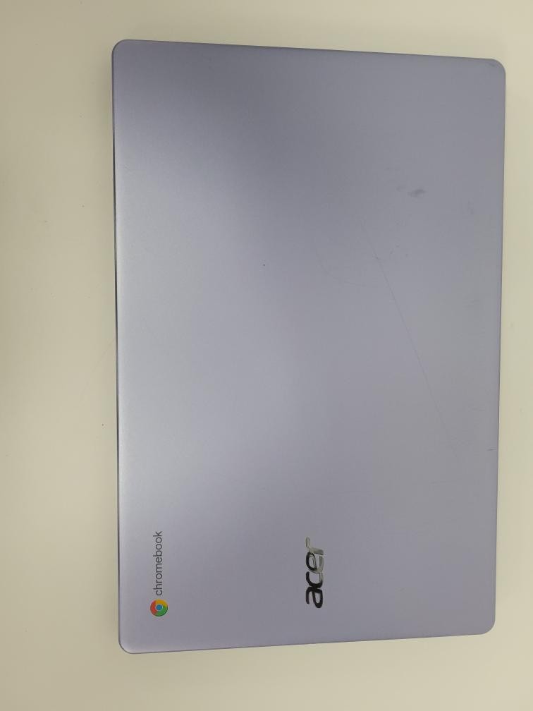 Acer Chromebook with charger, see pictures. 4GB and 64GB hard drive (P04024492)