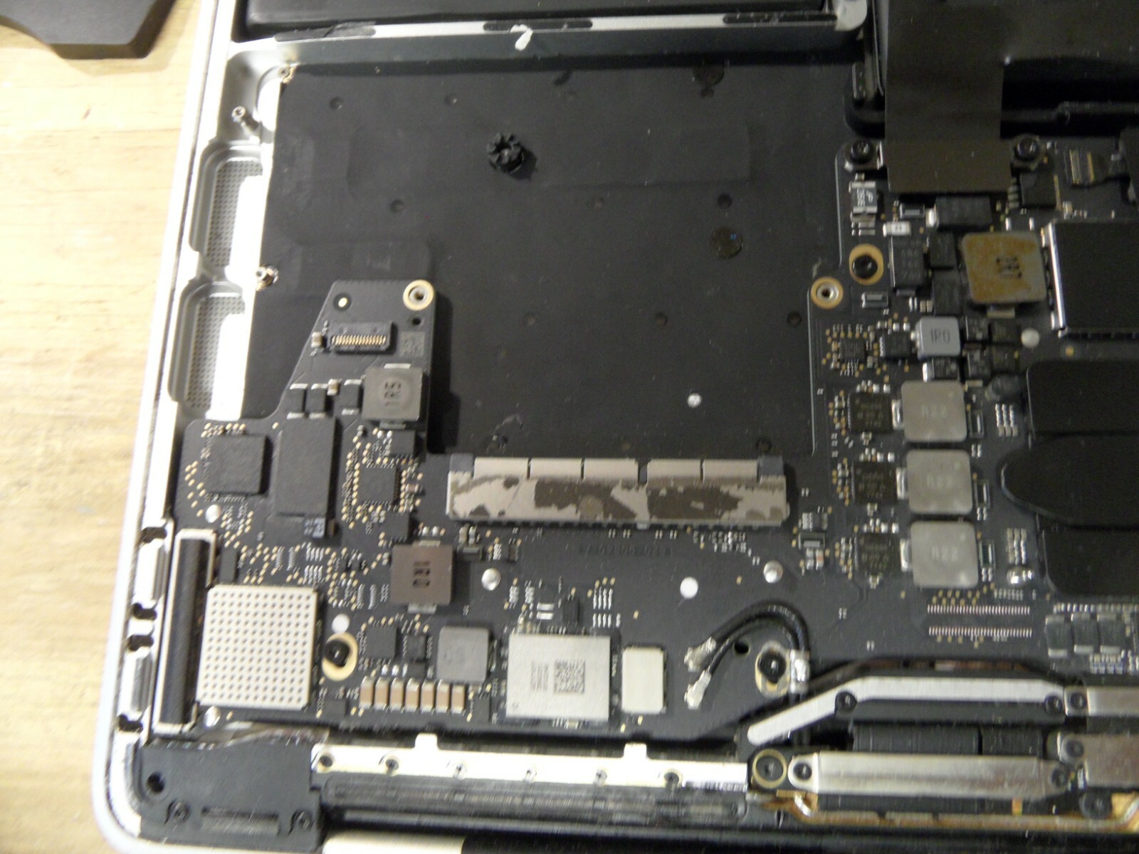 Mid 2017 13″ Retina 4 Parts Extensive Damage See Pics Turned On Lit Screen A1708