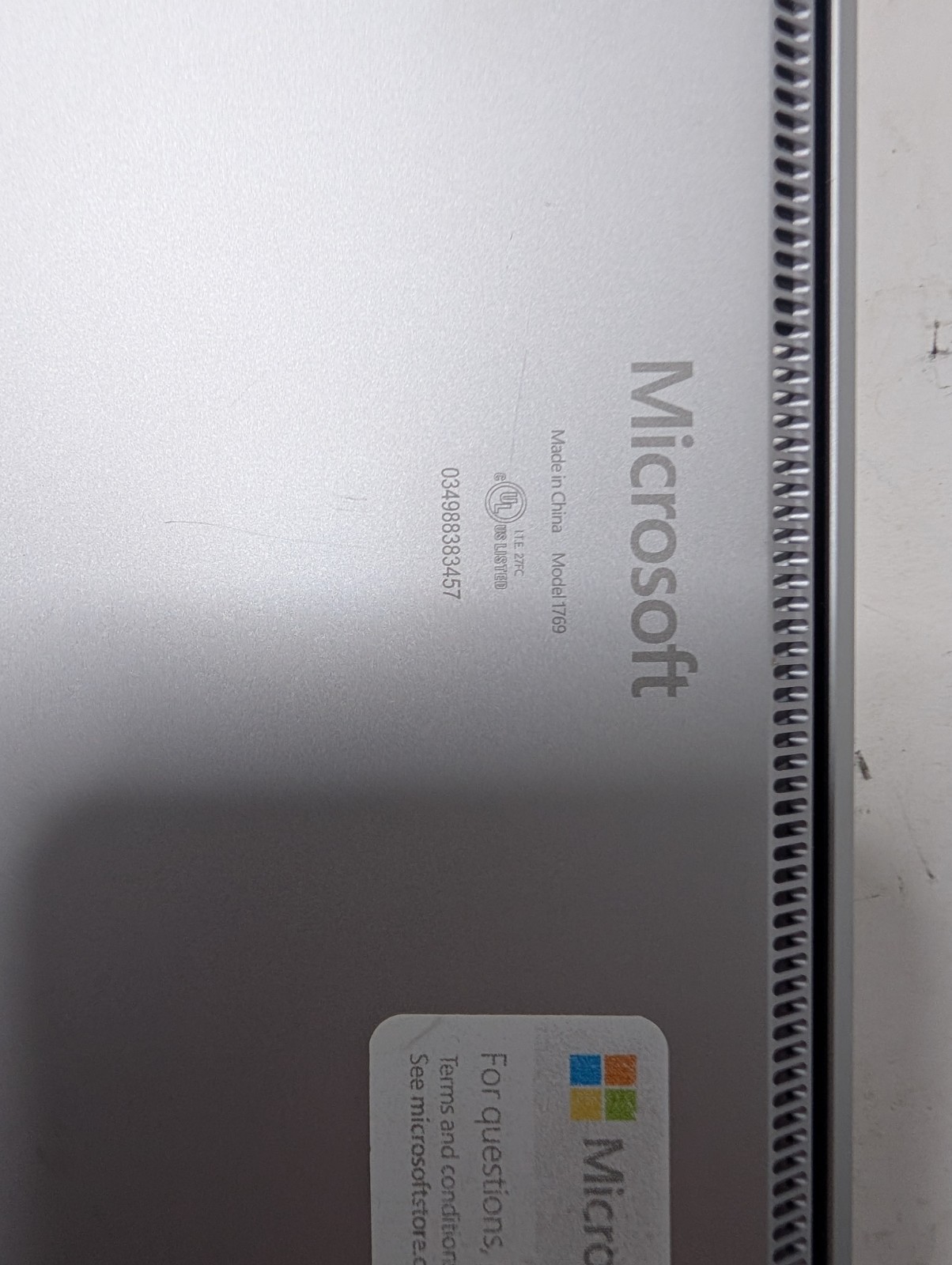Microsoft Surface Laptop 1 13.5″ i5-7200U 2.5GHz 8GB RAM 128GB SSD