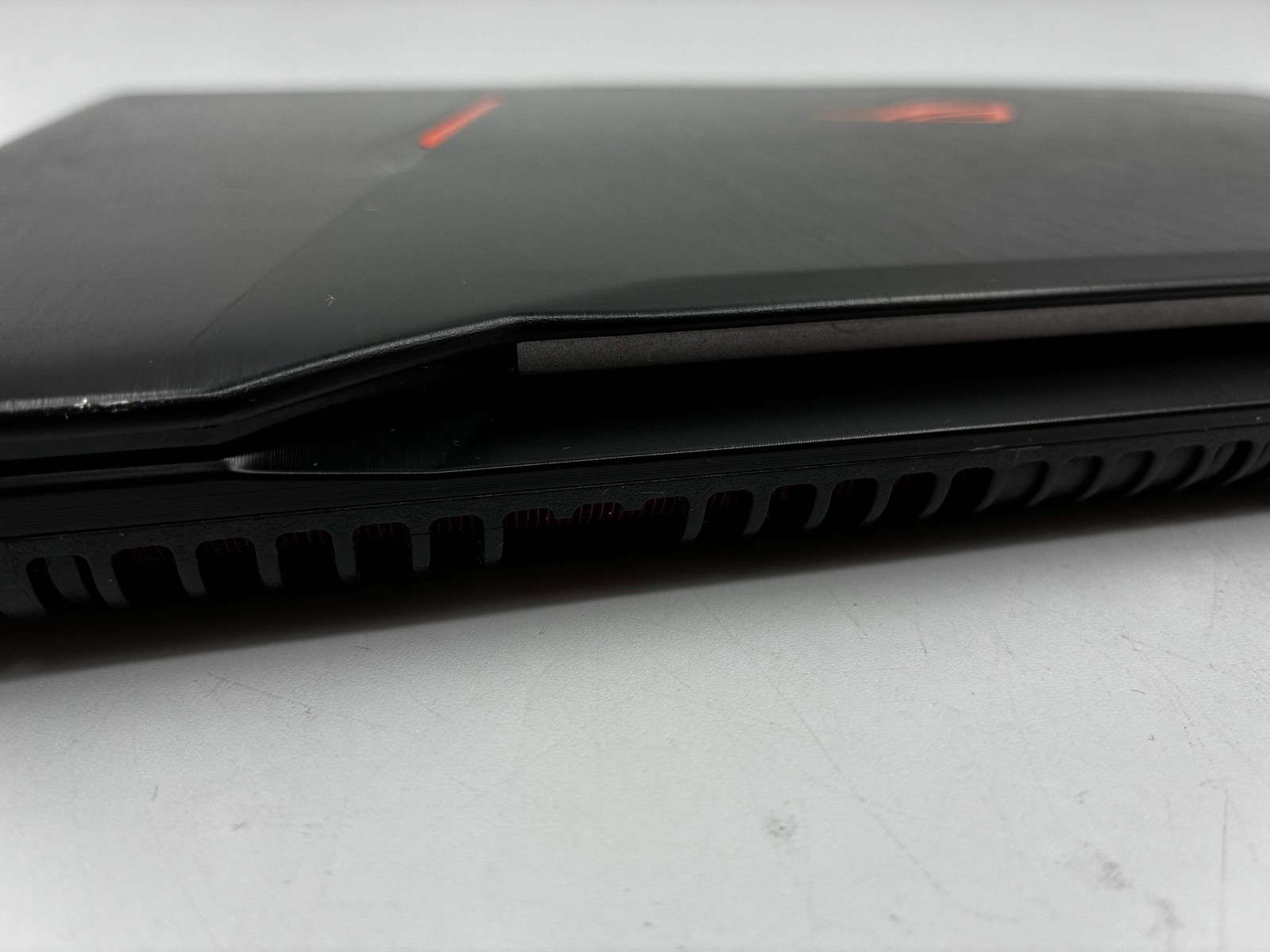 ASUS ROG Strix GL702V 17.3″ i7-6700HQ 12GB GTX 1060 SSD HDD Gaming Laptop Used