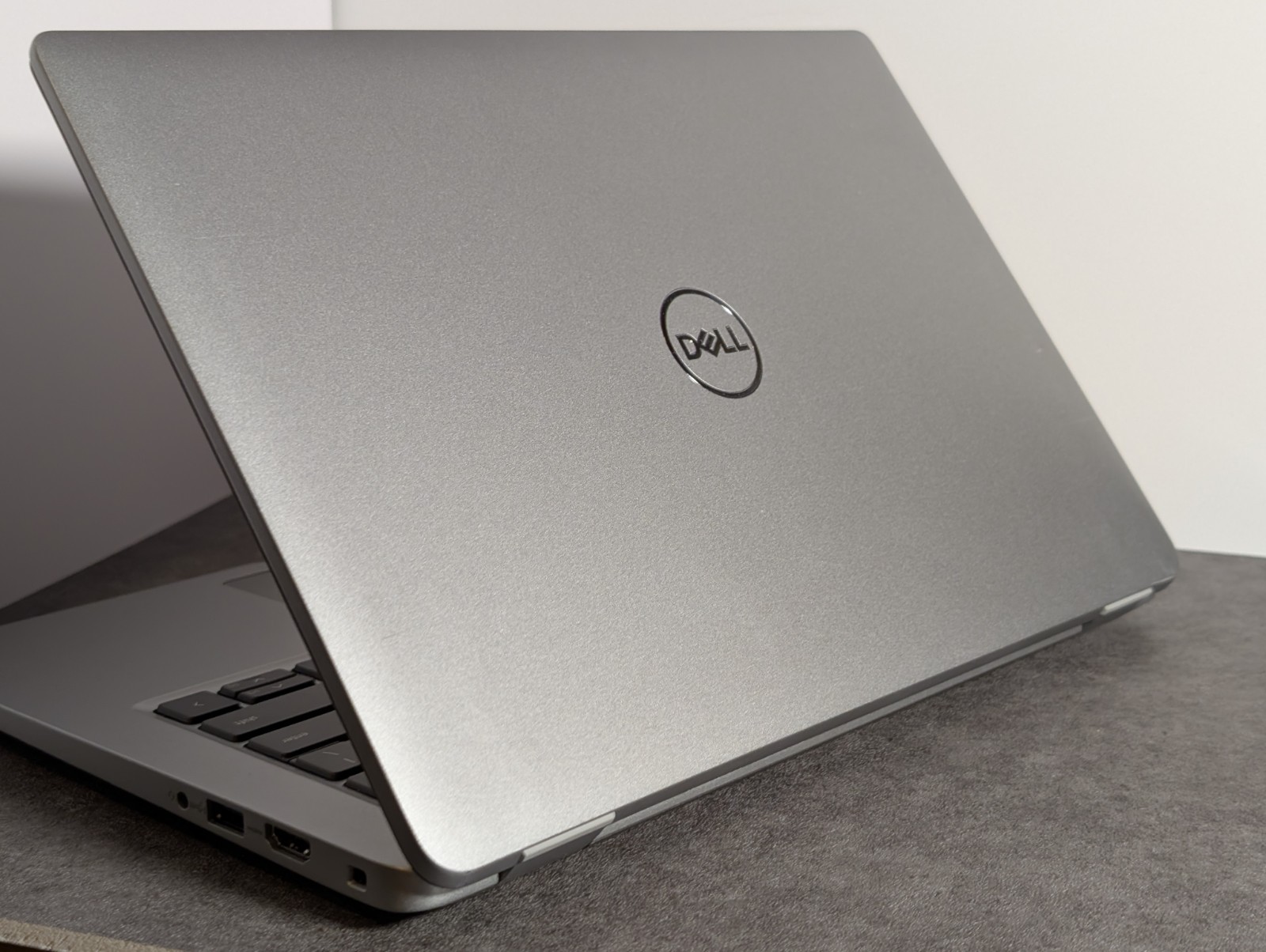 Dell Latitude 5450 14in Silver Core Ultra 7 32GB DDR5 RAM 256GB SSD Win11