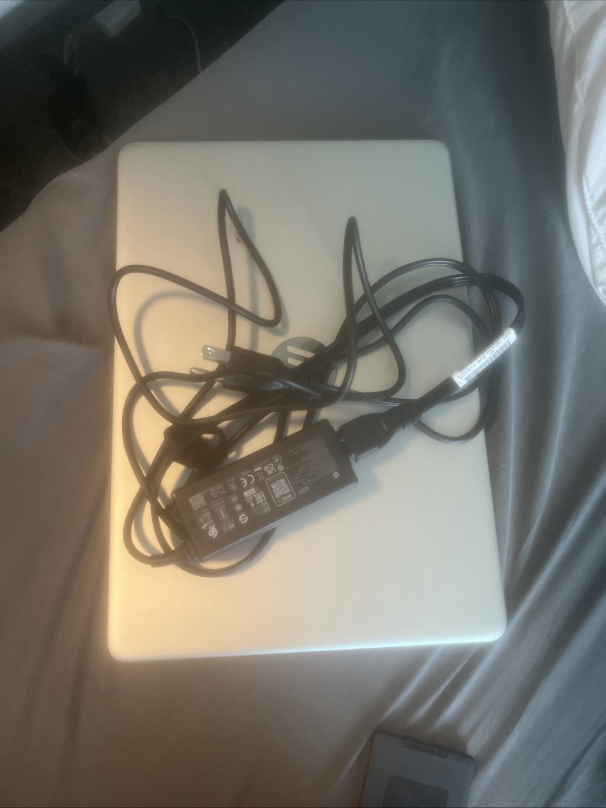 Hp laptop Model 14-d0760dx comes with charger