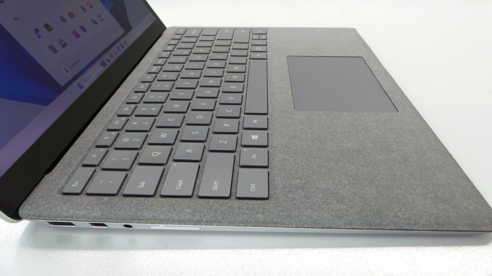 Microsoft Surface Laptop 2 | 13.5″ Touch | i7-8650U 1.90GHz 16GB RAM 512GB SSD