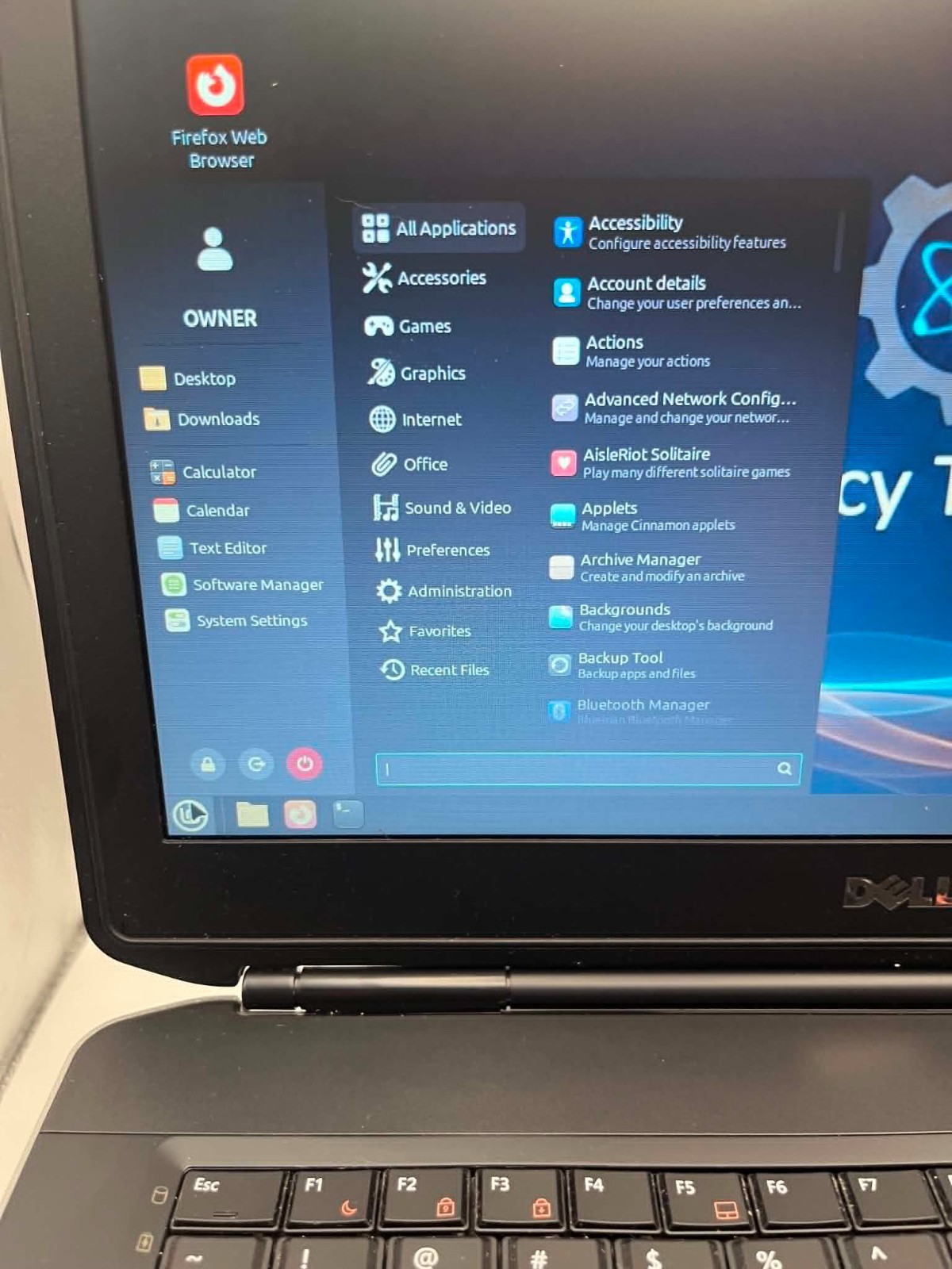 Dell Laptop Linux Mint Cinnamon 8GB Ram,500 GB HD, Good Battery, 1 year warranty