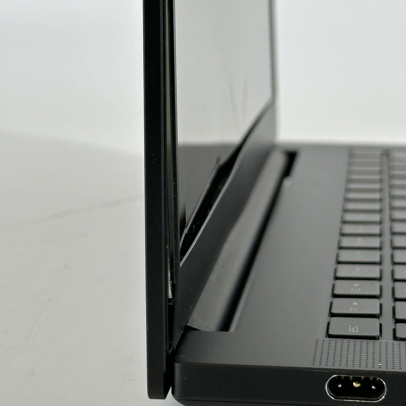 Razer Blade 14 FHD 2025 2.0GHz Ryzen AI 9 365 16GB 1TB RTX 5060 – CRACKED SCREEN