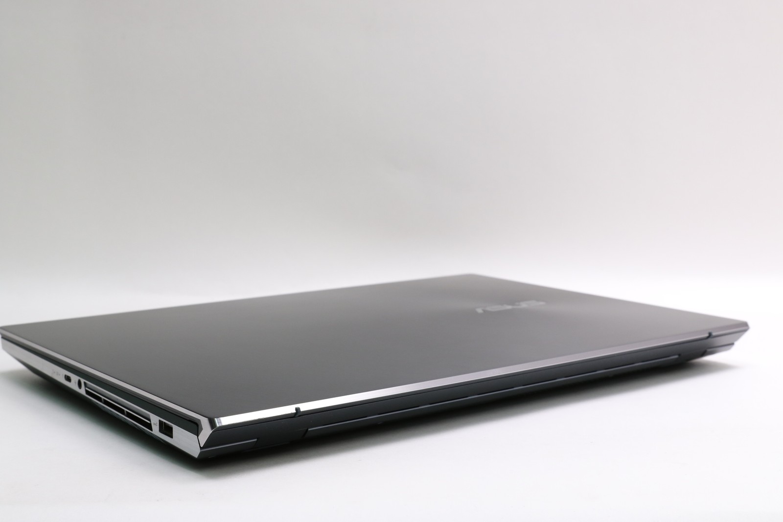 Read! 15″ Asus Zenbook Pro Duo Ux581gv, i7-9750H, 16GB, 1TB SSD, RTX 2060, Touch