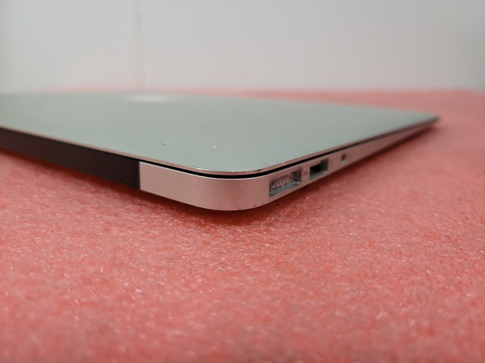 Apple MacBook Air 2015 A1466 13″ i7-5650U 4GB RAM 256GB SSD *Read* | C1066