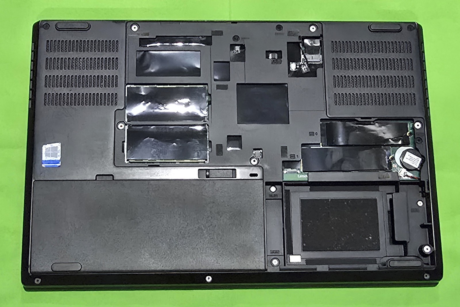 Lenovo ThinkPad P52 Xeon E-2176M 64GB Quadro P2000 2x512GB Win 11 Pro OOBE