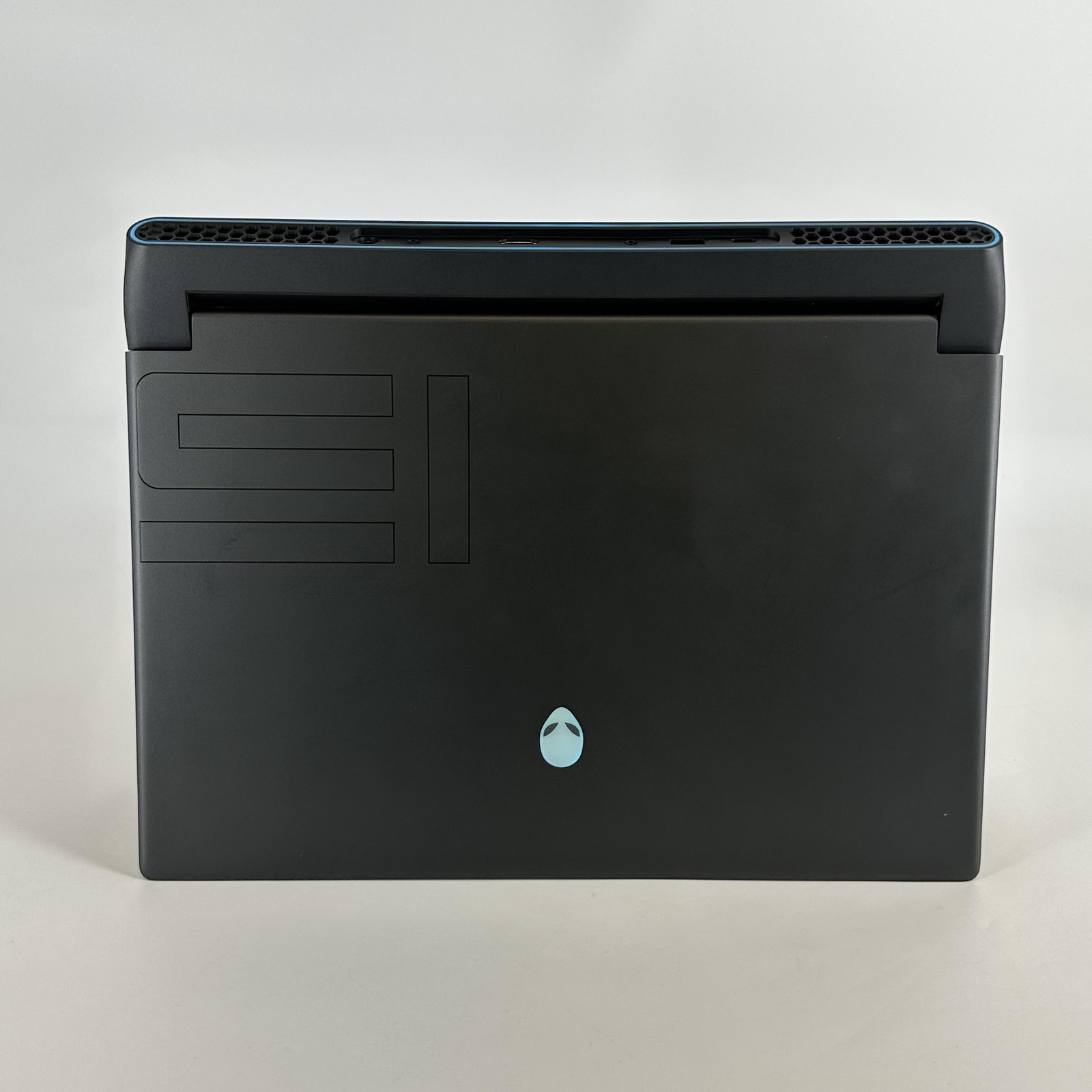Dell Alienware m15 R7 240Hz 2K 2.5GHz i9-12900H 32GB 1TB SSD RTX 3080 WHITE SPOT