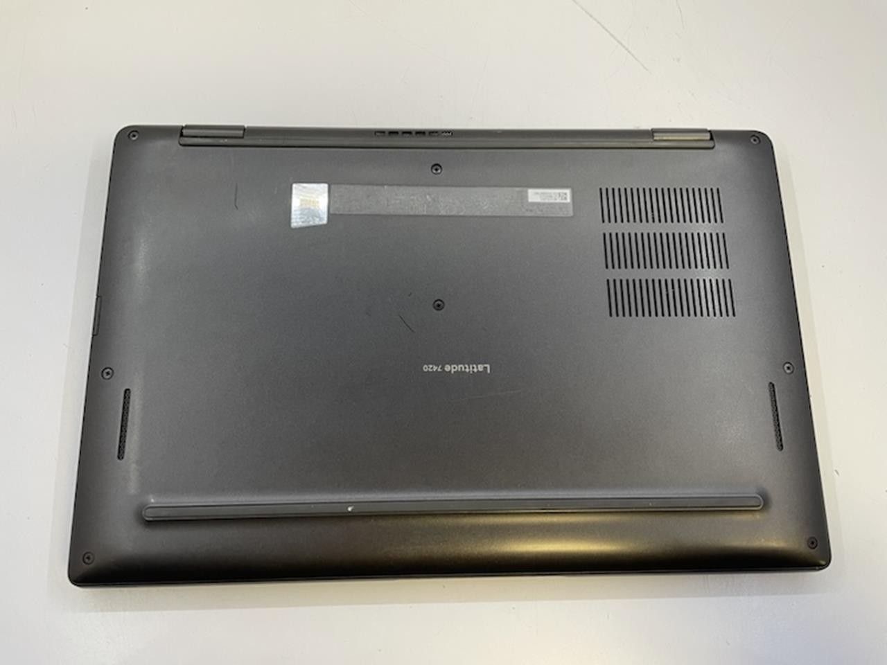DELL LATITUDE 7420 Laptop w/ Intel Core i5-1135G7 2.40 GHZ + 8GB No HD/Battery