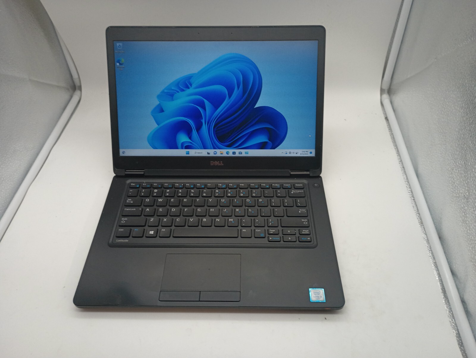 8146 Latitude5480 w/charger. (No webcam!!)i5 6th gen.8GB.128GB SSD.14″.W11.