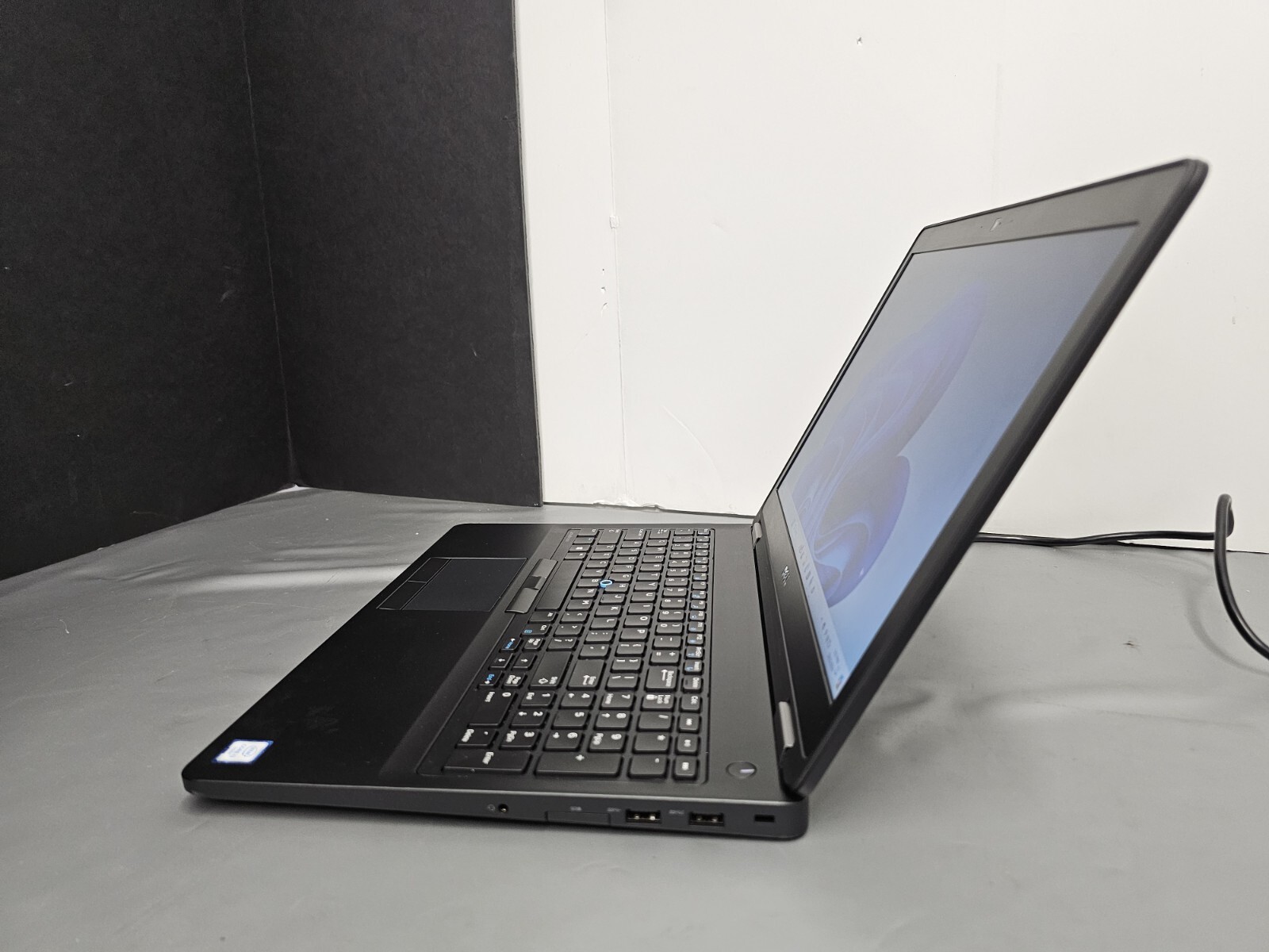 DELL LATITUDE E5570 15.6″ CORE i3-6100U@2.30GHz 8GB RAM 500GB Win 11