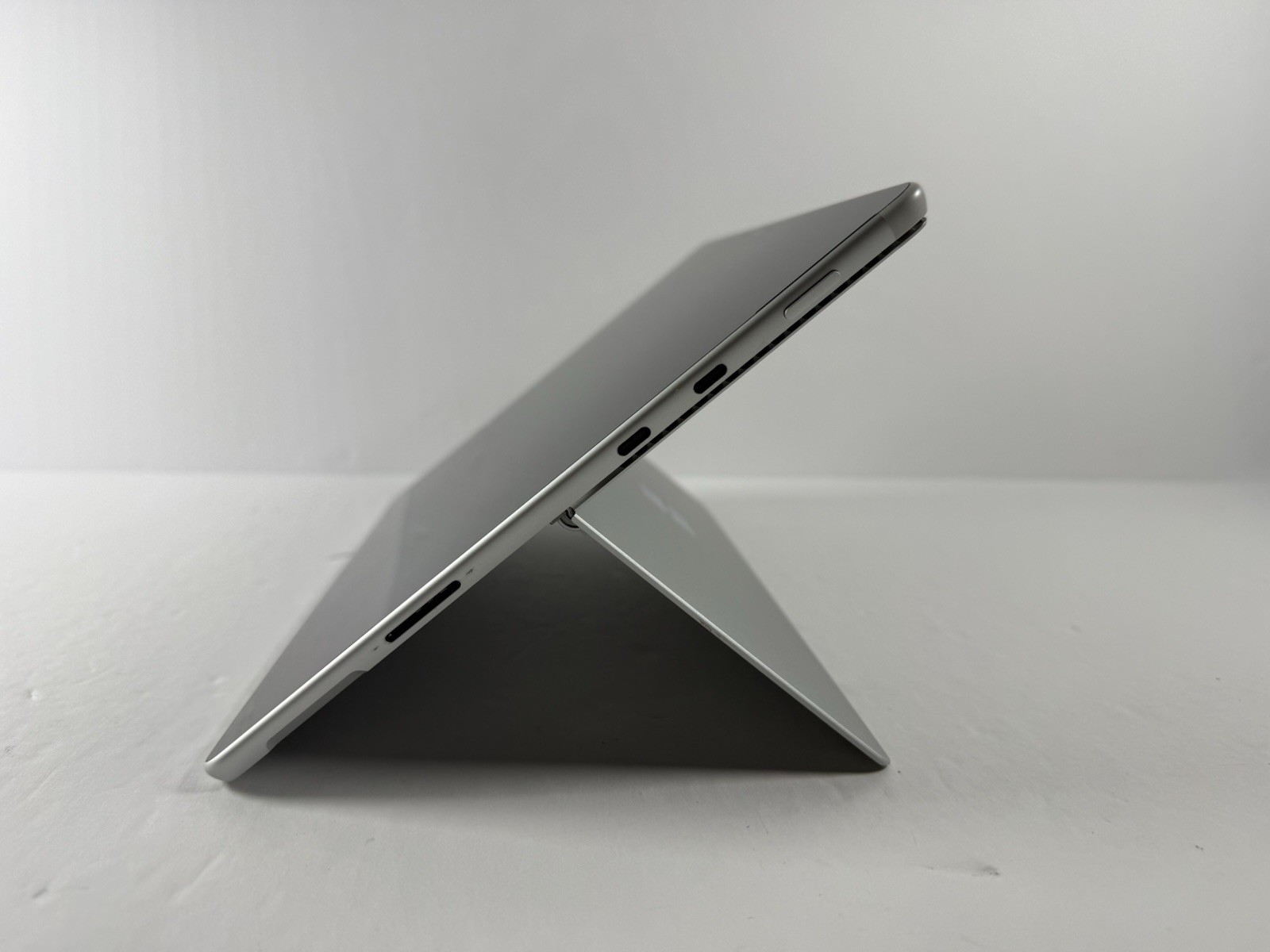 Microsoft Surface Pro 8 (1982) i5-1145G7 – 16GB RAM – 256GB 120Hz – Win 11 Pro