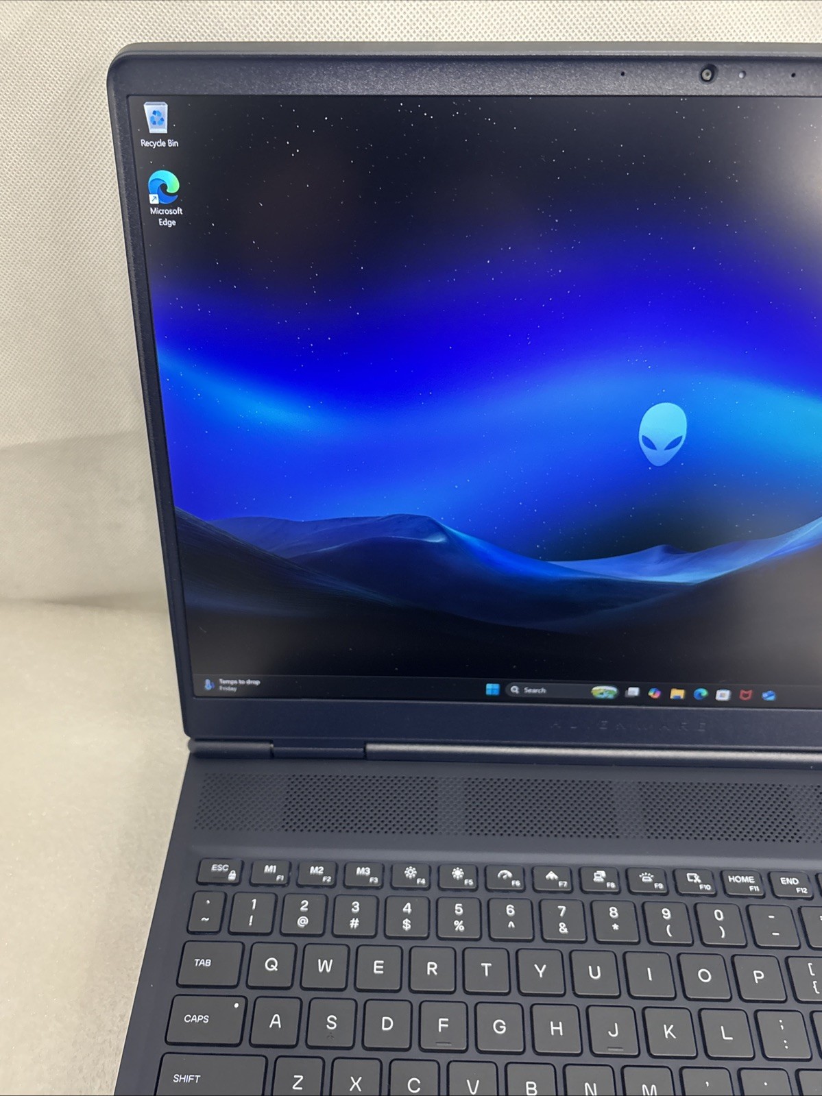 Dell Alienware 16 Aurora (1TB, Intel Core 7, 16GB, RTX 5050, Windows 11 Home)
