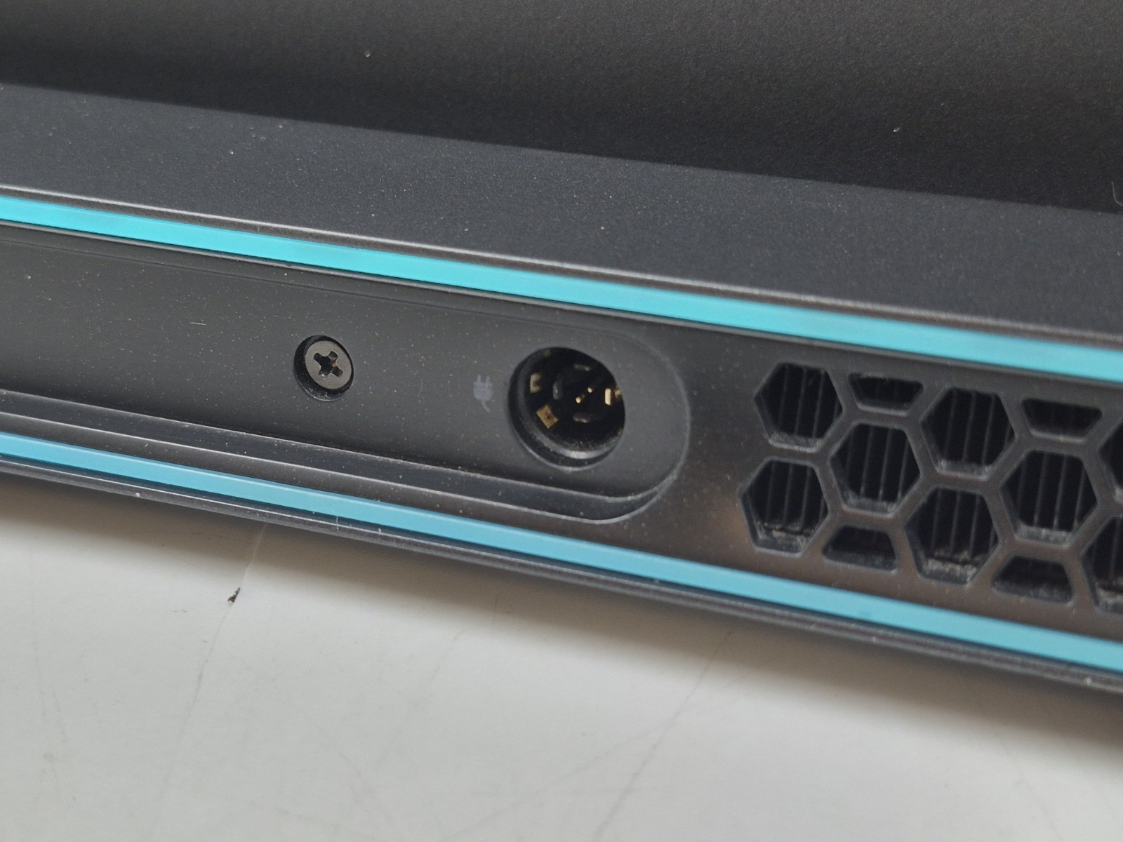 Dell Alienware m15 R6 i7-11800H 2.30GHz 32GB RAM 1TB NVMe W11P -Read Description