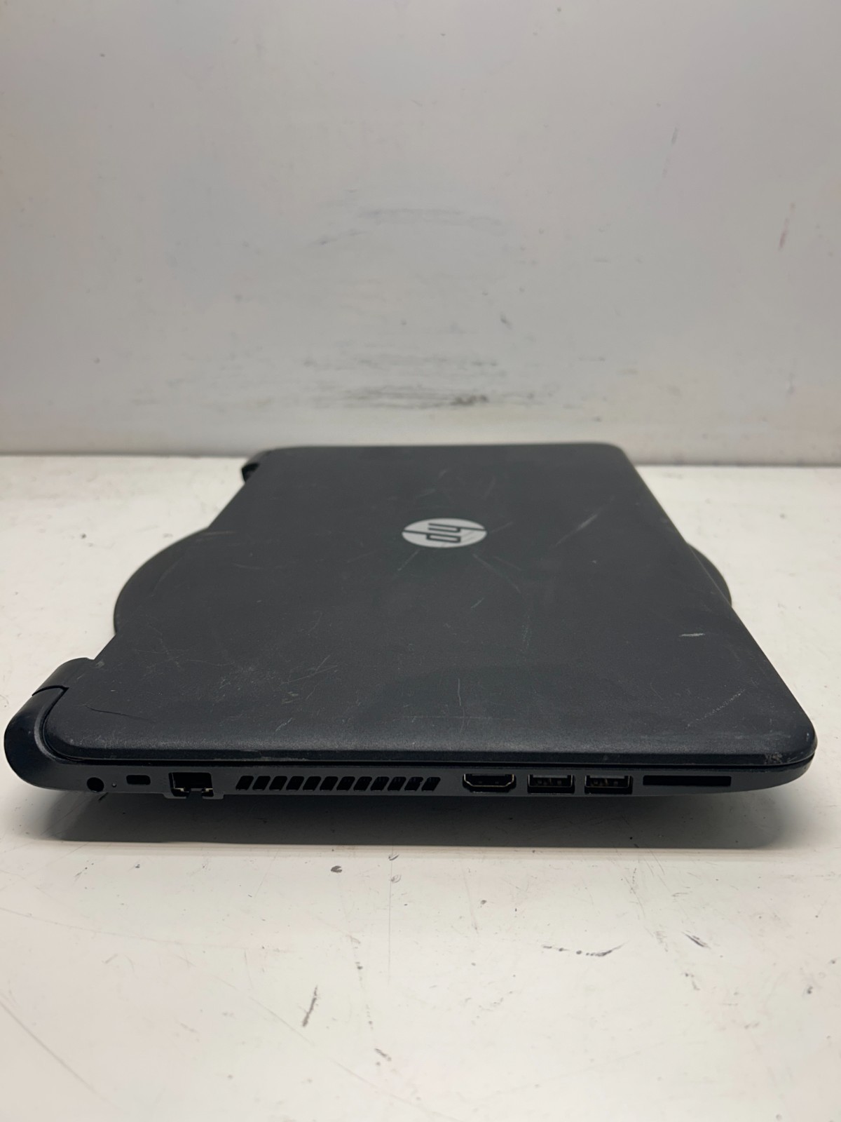 HP 15-f004dx Notebook AMD E1-2100 APU NO RAM NO HDD – FOR PARTS
