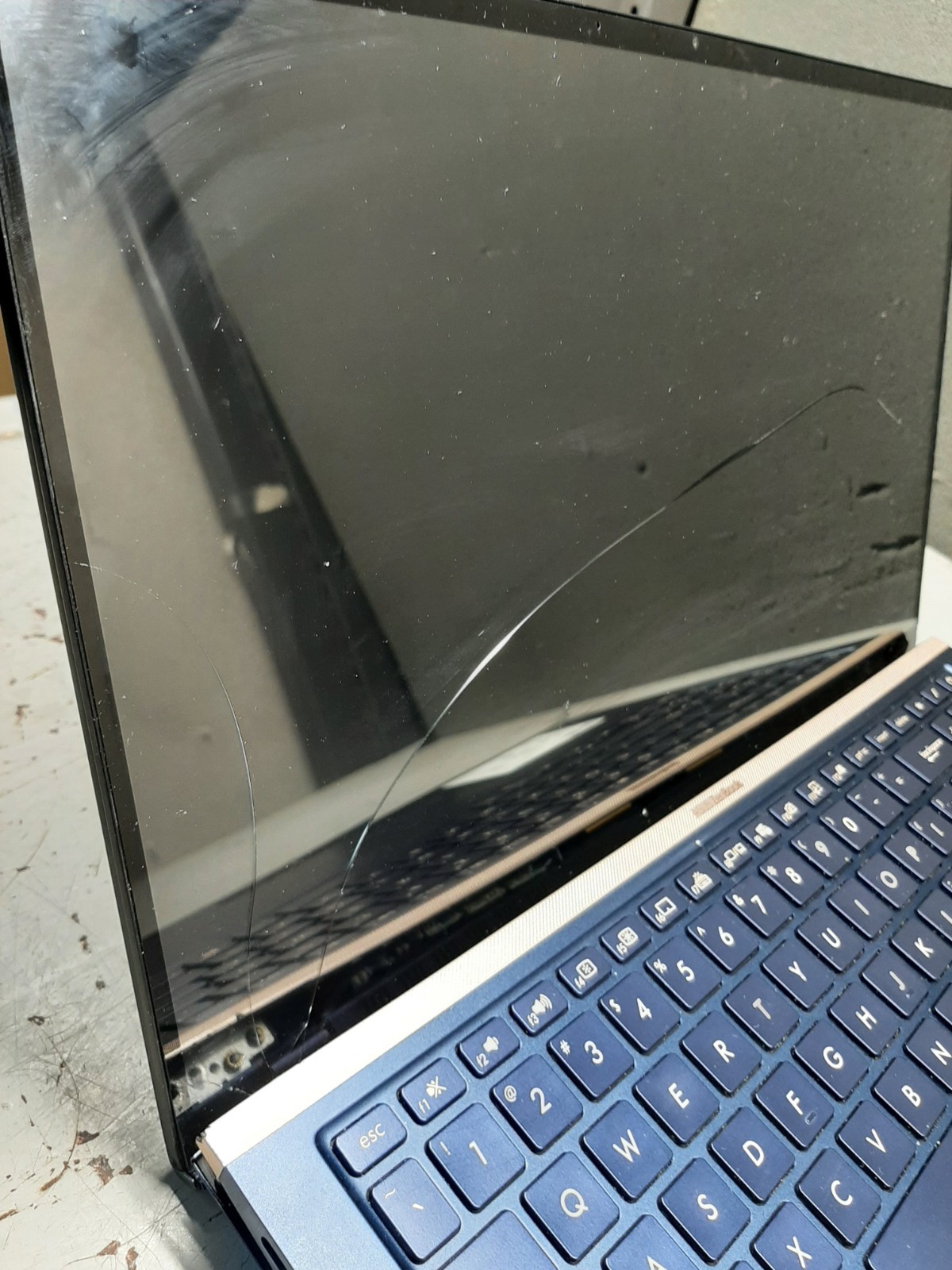 Asus ZenBook 15 15.6″ i7-10510u 16GB RAM No SSD No Battery – FOR PARTS