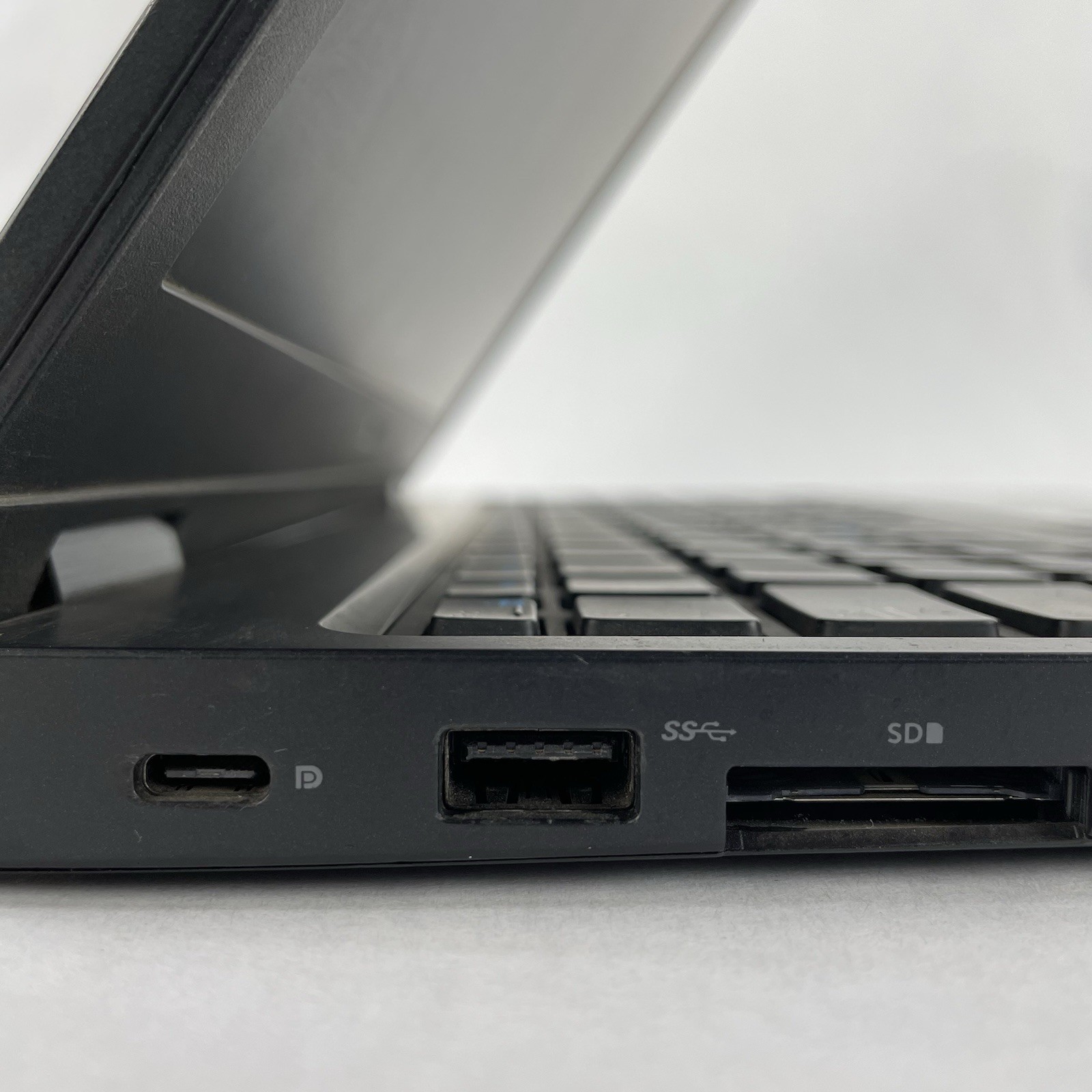 Dell Latitude 5580 15.6″ i5-7300U 2.6 GHz 8 GB RAM No SSD/OS/AC – Bad Back Edge