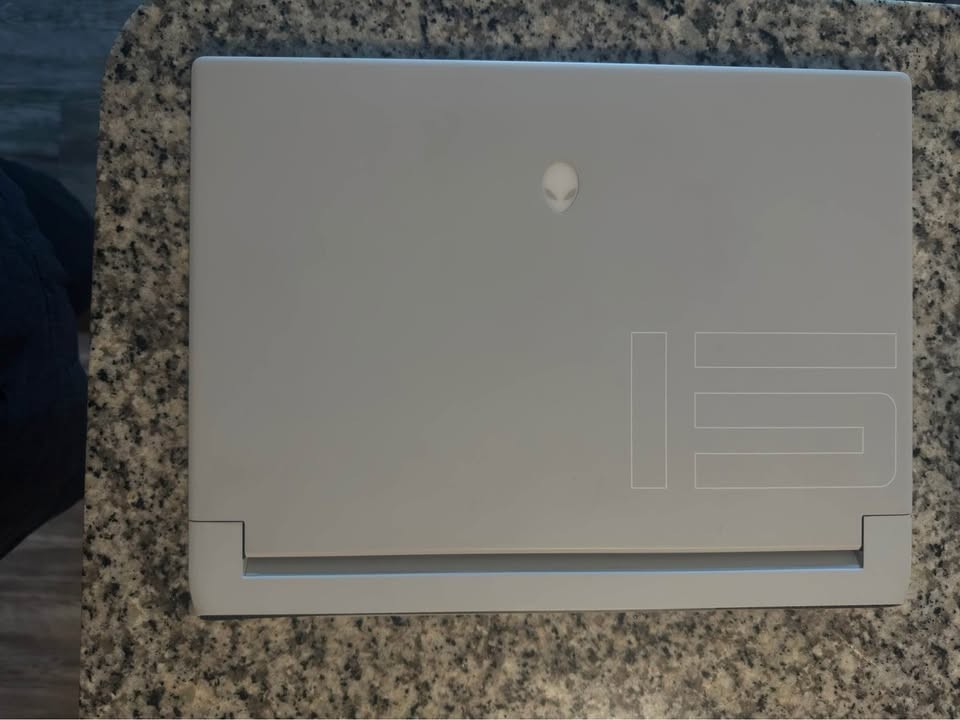 Dell alienware x15 r2 (i7-12700H, Rtx 3070, 1tb m.2 ssd, 1080p 360Hz, White)