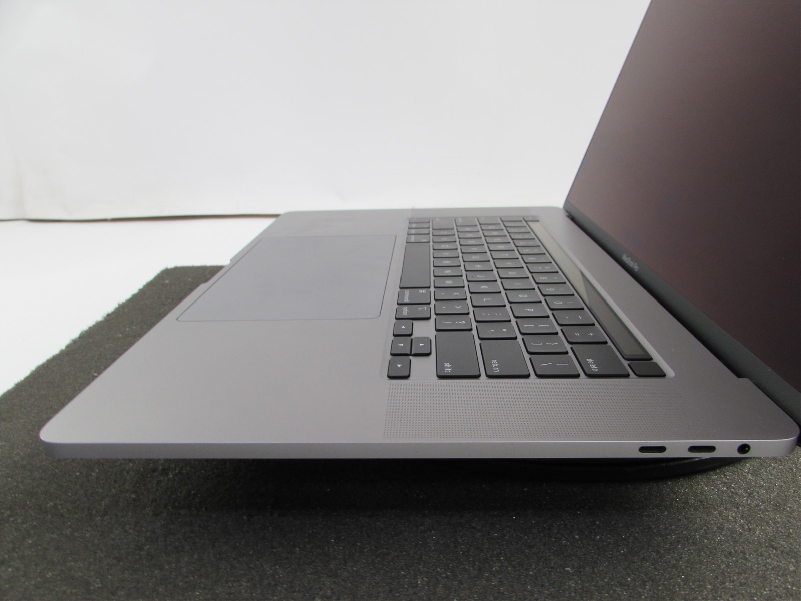 APPLE MACBOOK PRO A2141 3072X1920 I9-9980Hk 1TB SSD 32GB RAM AMD GPU NO O.S