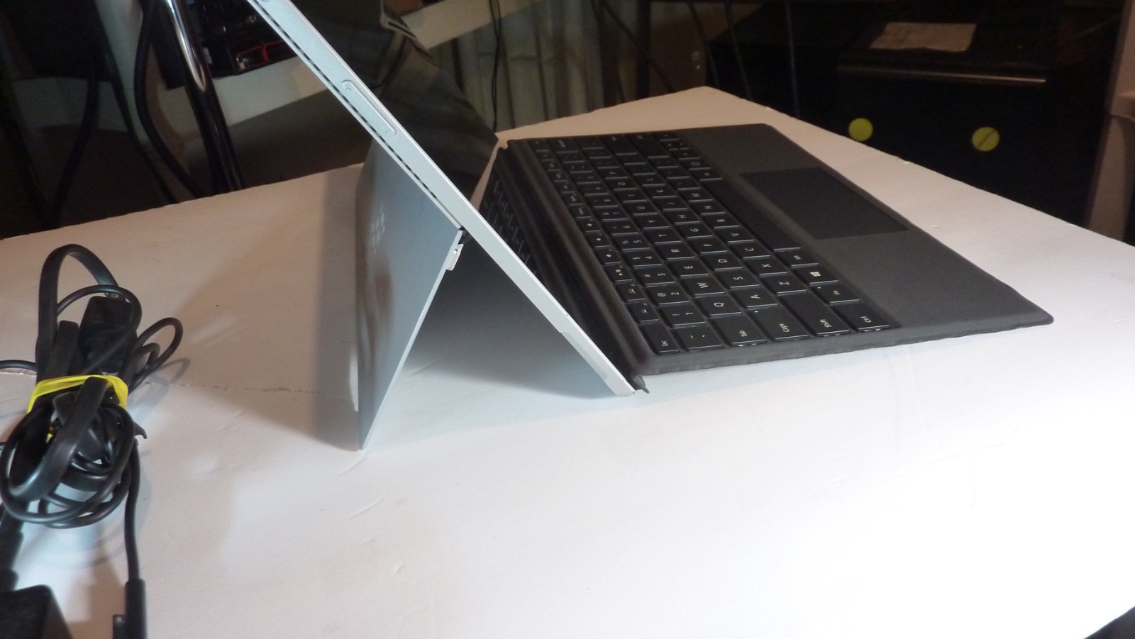 Microsoft Surface Pro 3 i7-4650U 8GB 256GB –– W/ Keyboard- WIN 11 +CHARGER