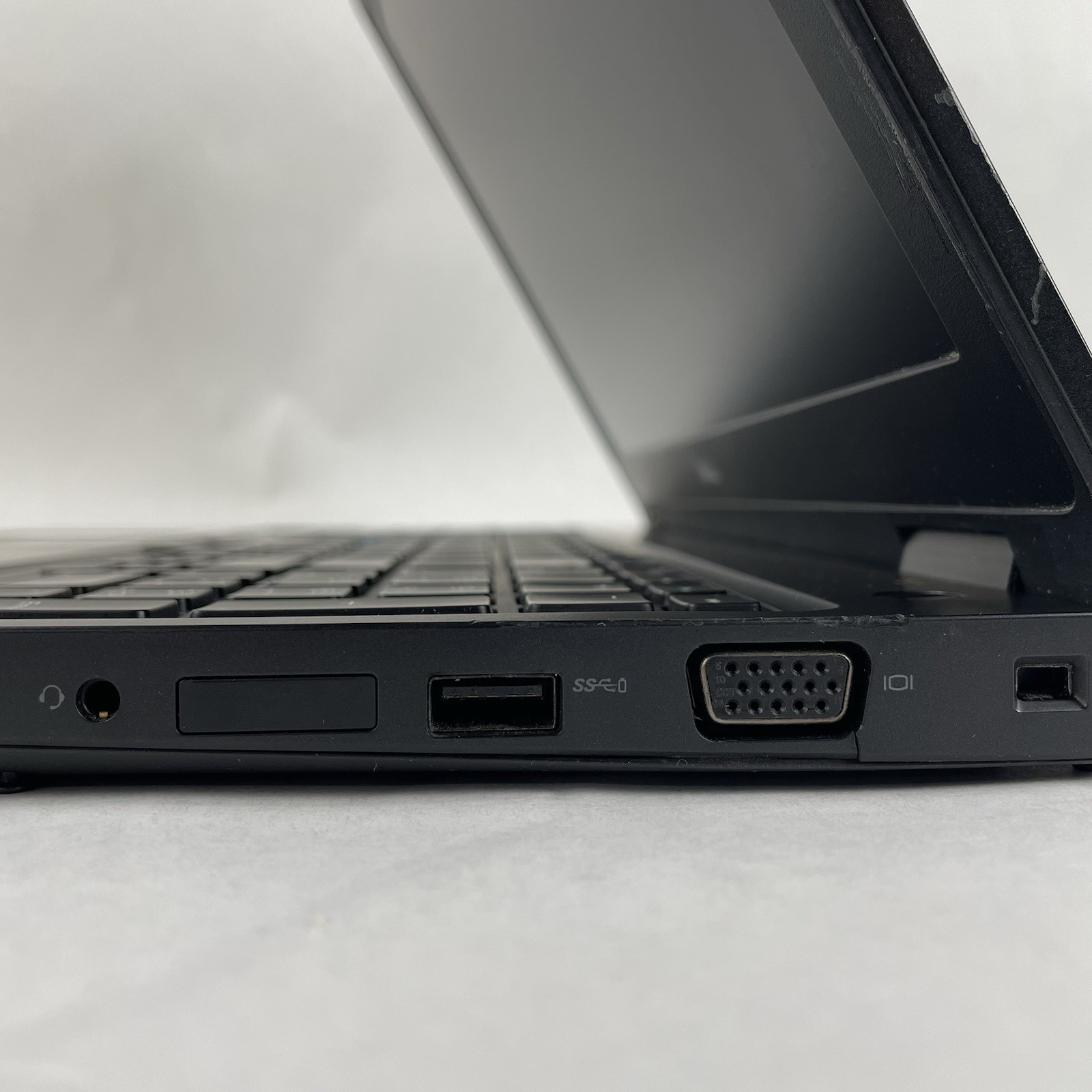 Dell Latitude 5580 15.6″ i5-7440HQ 2.8GHz 8GB RAM No SSD/OS/AC – Bad Hinge Cover