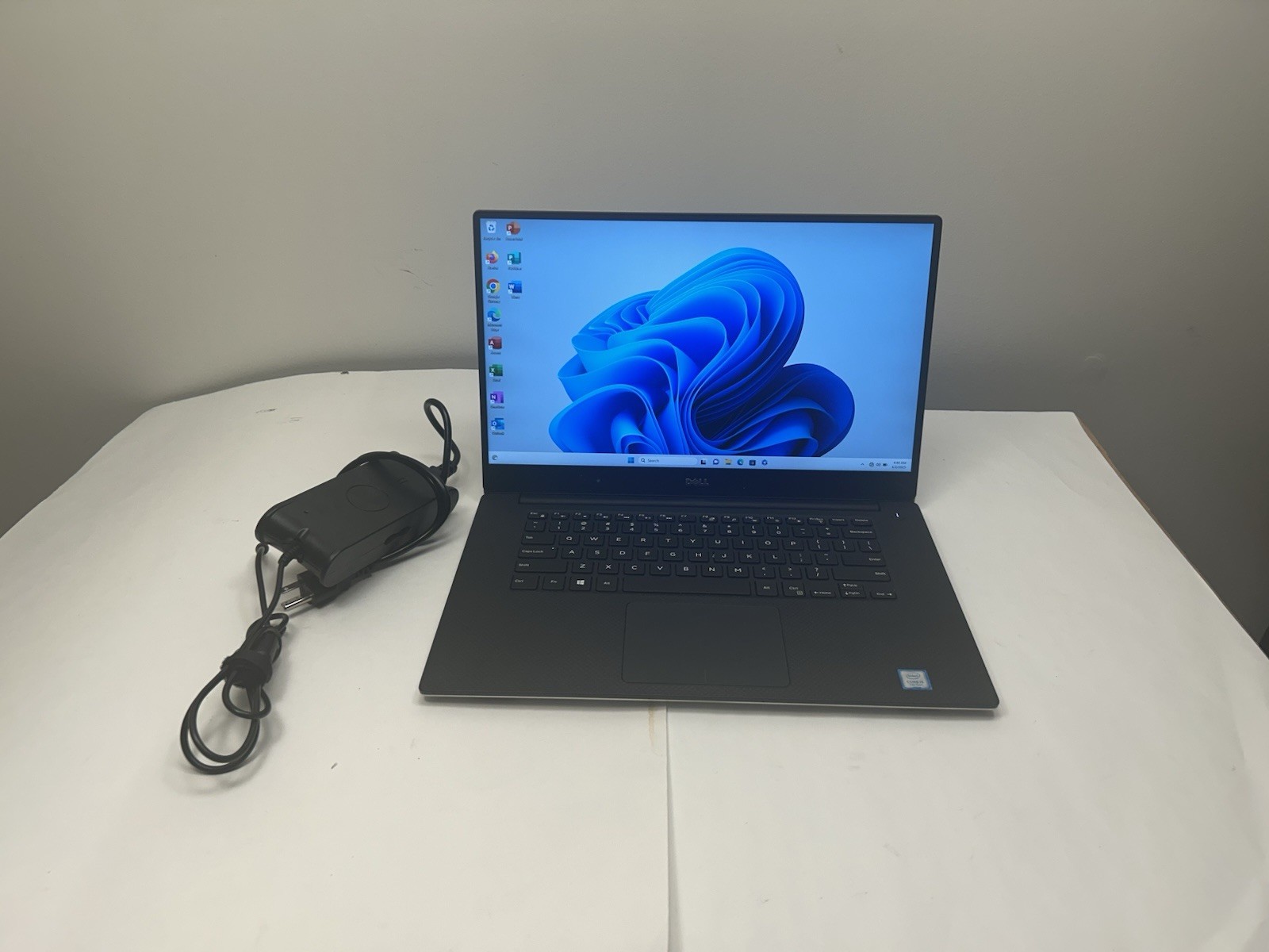 Dell Precision 5520 i5-7440HQ 2.8 gHz 16 GB RAM 256GB SSD