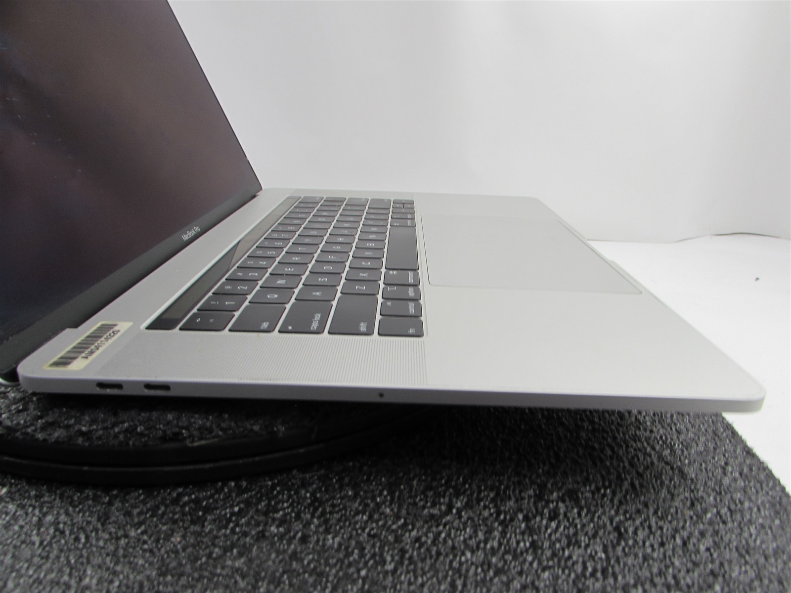 APPLE MACBOOK PRO A1990 3072X1920 I9-9980Hk 1TB SSD 32GB RAM AMD GPU NO O.S
