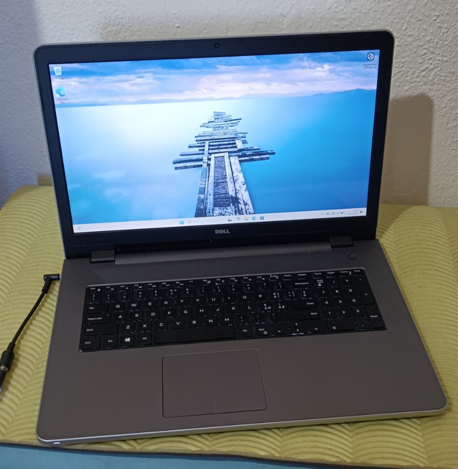 DELL Inspirion 5759 17.3″ 1600X900 i5-6200U 16GB 256gb Windows 11