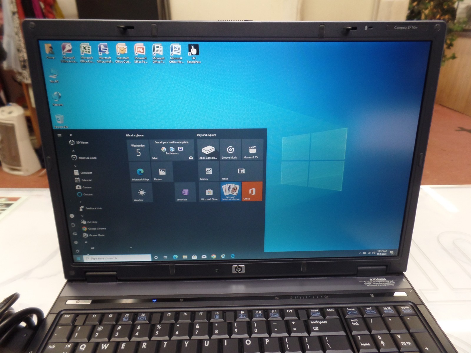 Vintage HP Mobile Workstation 8710w 17″ 2.5Ghz C2D T9300 4GB 160GB Win10Pro Mint