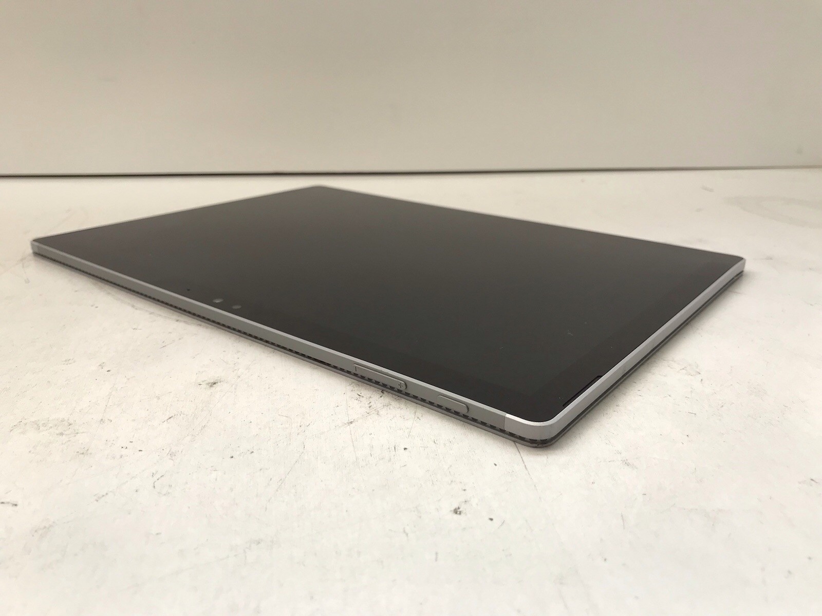 Surface Book 1703 13.5″ i5-6300U/8GB/256gb ssd/NO KEYBOARD/Bad Touchscreen/batt